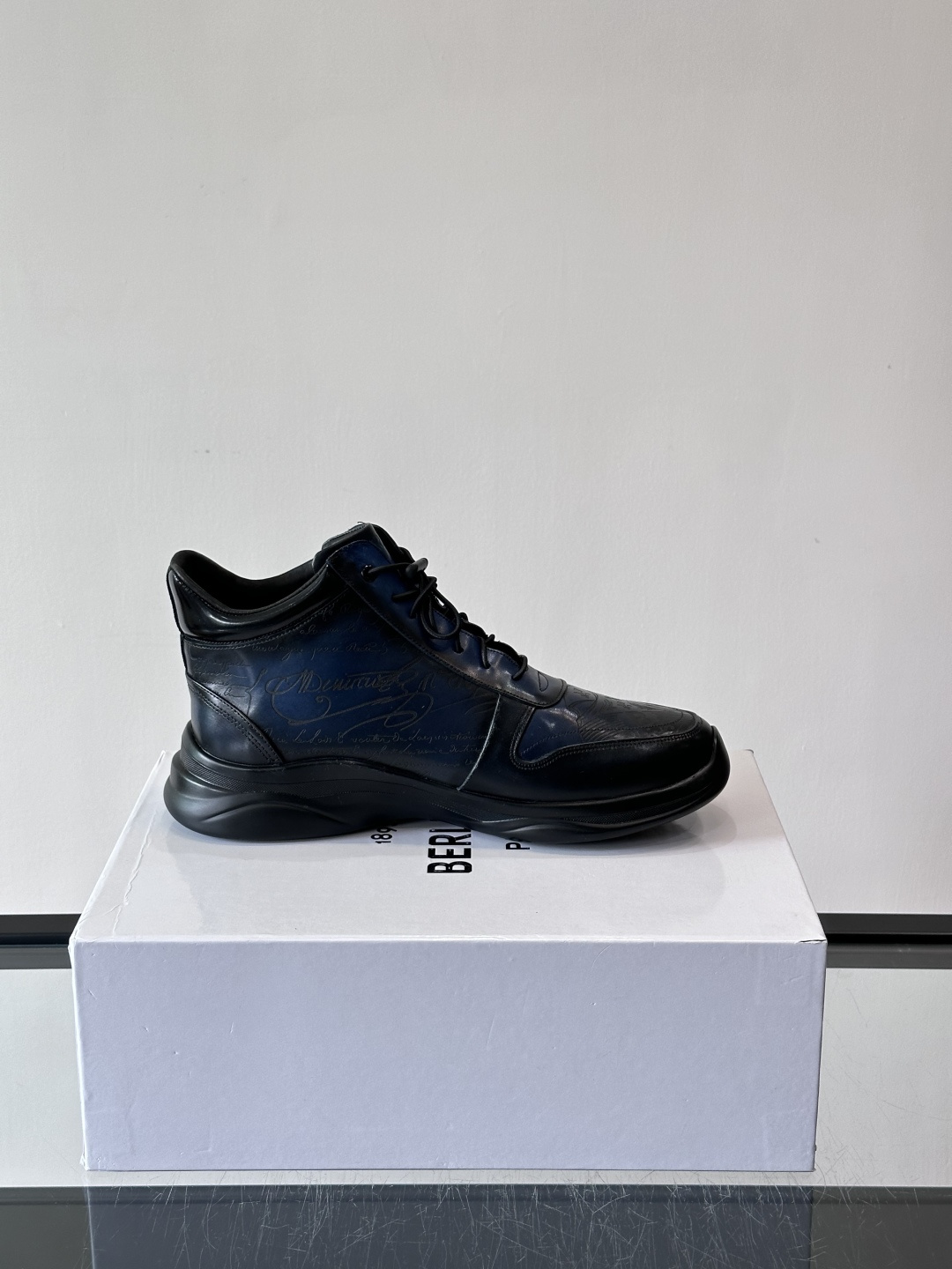 Berluti/布鲁提高帮休闲运动鞋 ，这款百搭的高帮运动鞋鞋面采用进口牛皮拼接打造，外侧饰有scrit