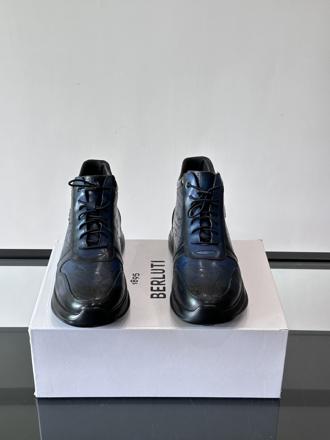 Berluti/布鲁提高帮休闲运动鞋 ，这款百搭的高帮运动鞋鞋面采用进口牛皮拼接打造，外侧饰有scrit