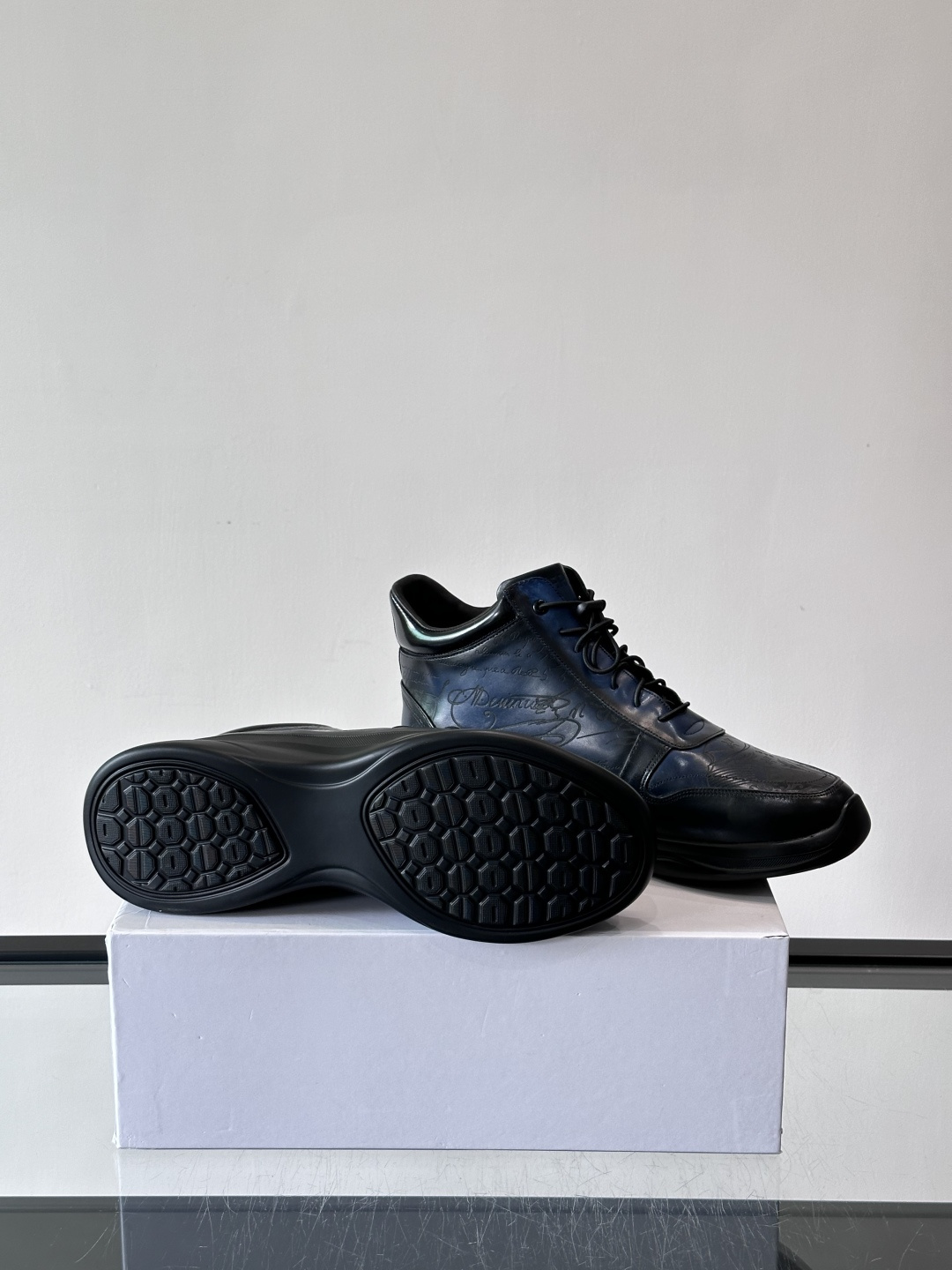 Berluti/布鲁提高帮休闲运动鞋 ，这款百搭的高帮运动鞋鞋面采用进口牛皮拼接打造，外侧饰有scrit