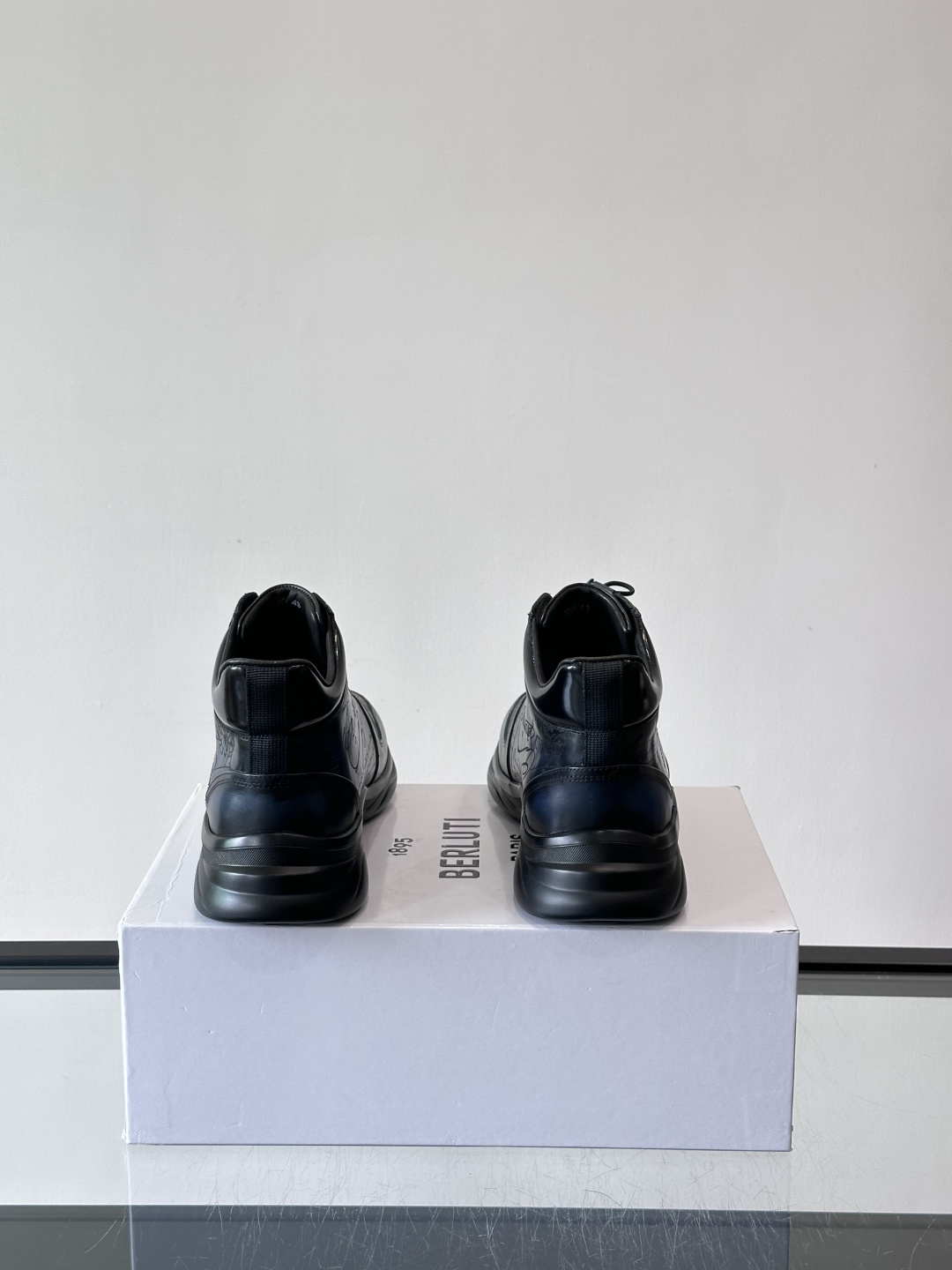 Berluti/布鲁提高帮休闲运动鞋 ，这款百搭的高帮运动鞋鞋面采用进口牛皮拼接打造，外侧饰有scrit