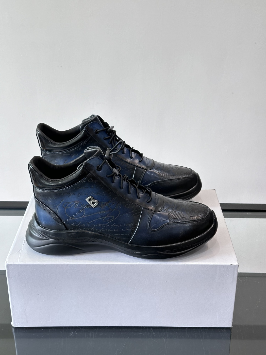 Berluti/布鲁提高帮休闲运动鞋 ，这款百搭的高帮运动鞋鞋面采用进口牛皮拼接打造，外侧饰有scrit