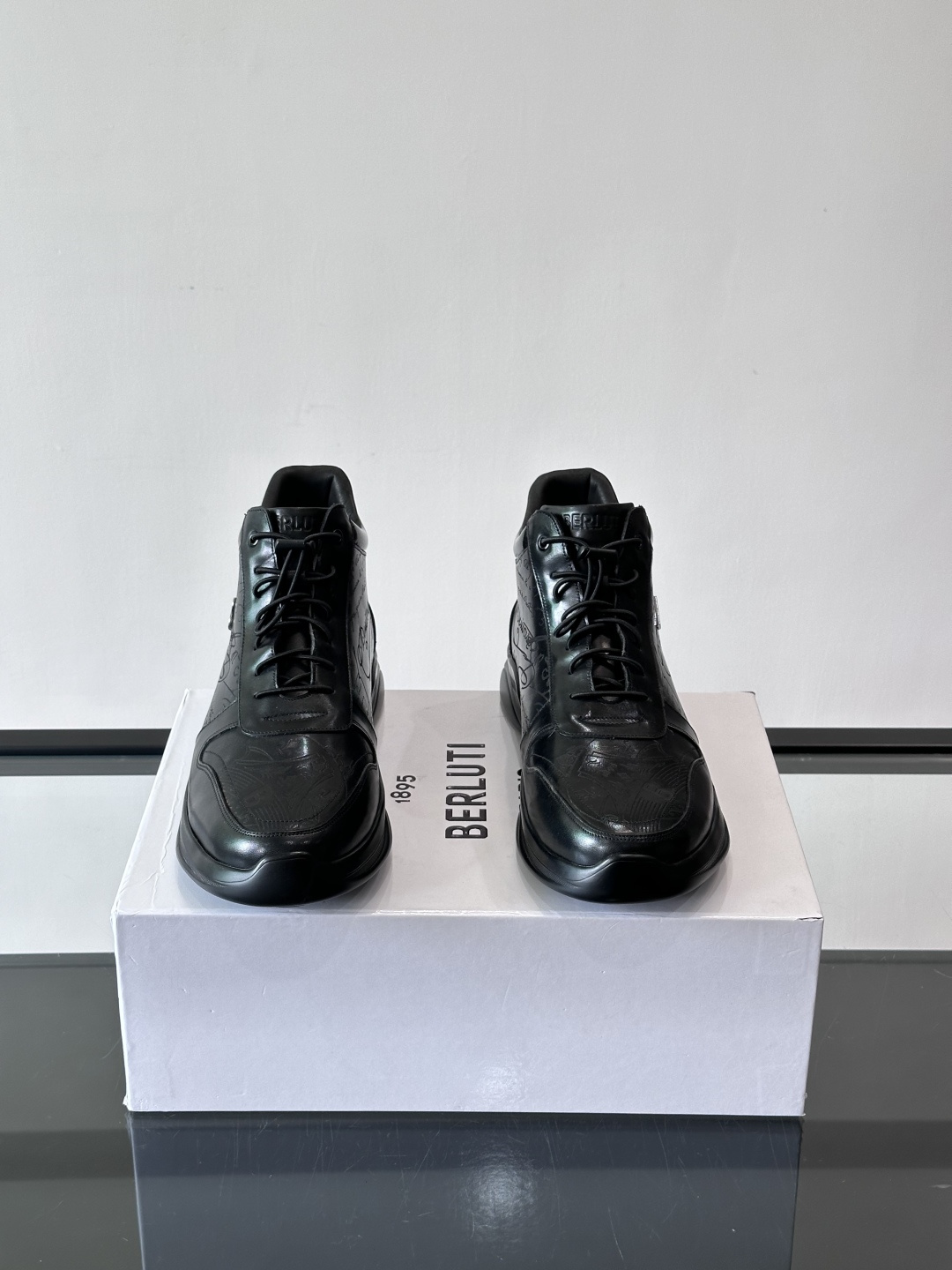 Berluti/布鲁提高帮休闲运动鞋 ，这款百搭的高帮运动鞋鞋面采用进口牛皮拼接打造，外侧饰有scrit