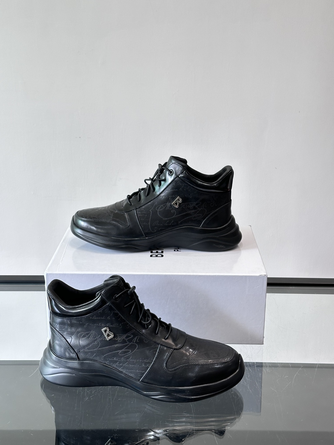 Berluti/布鲁提高帮休闲运动鞋 ，这款百搭的高帮运动鞋鞋面采用进口牛皮拼接打造，外侧饰有scrit