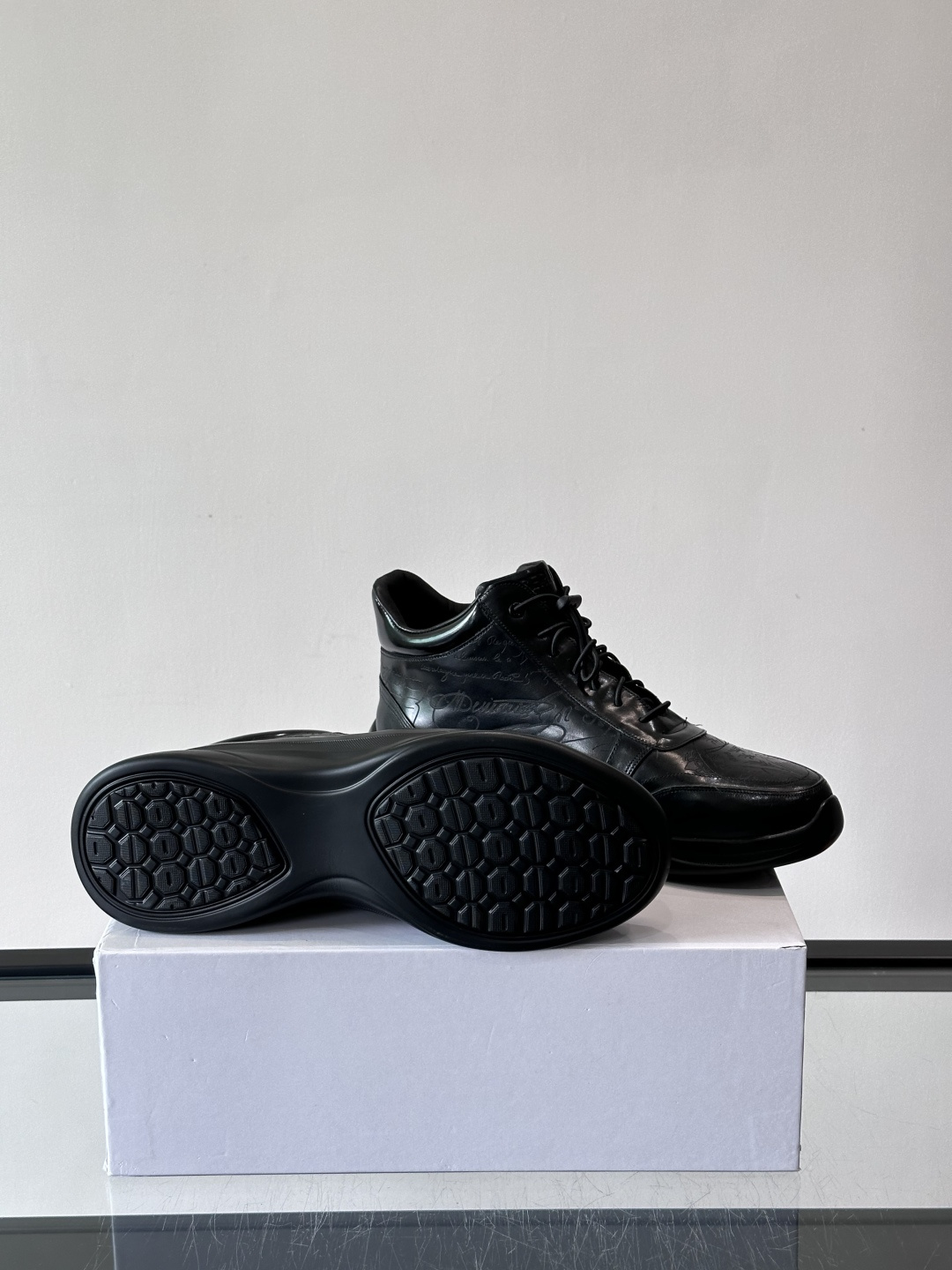 Berluti/布鲁提高帮休闲运动鞋 ，这款百搭的高帮运动鞋鞋面采用进口牛皮拼接打造，外侧饰有scrit