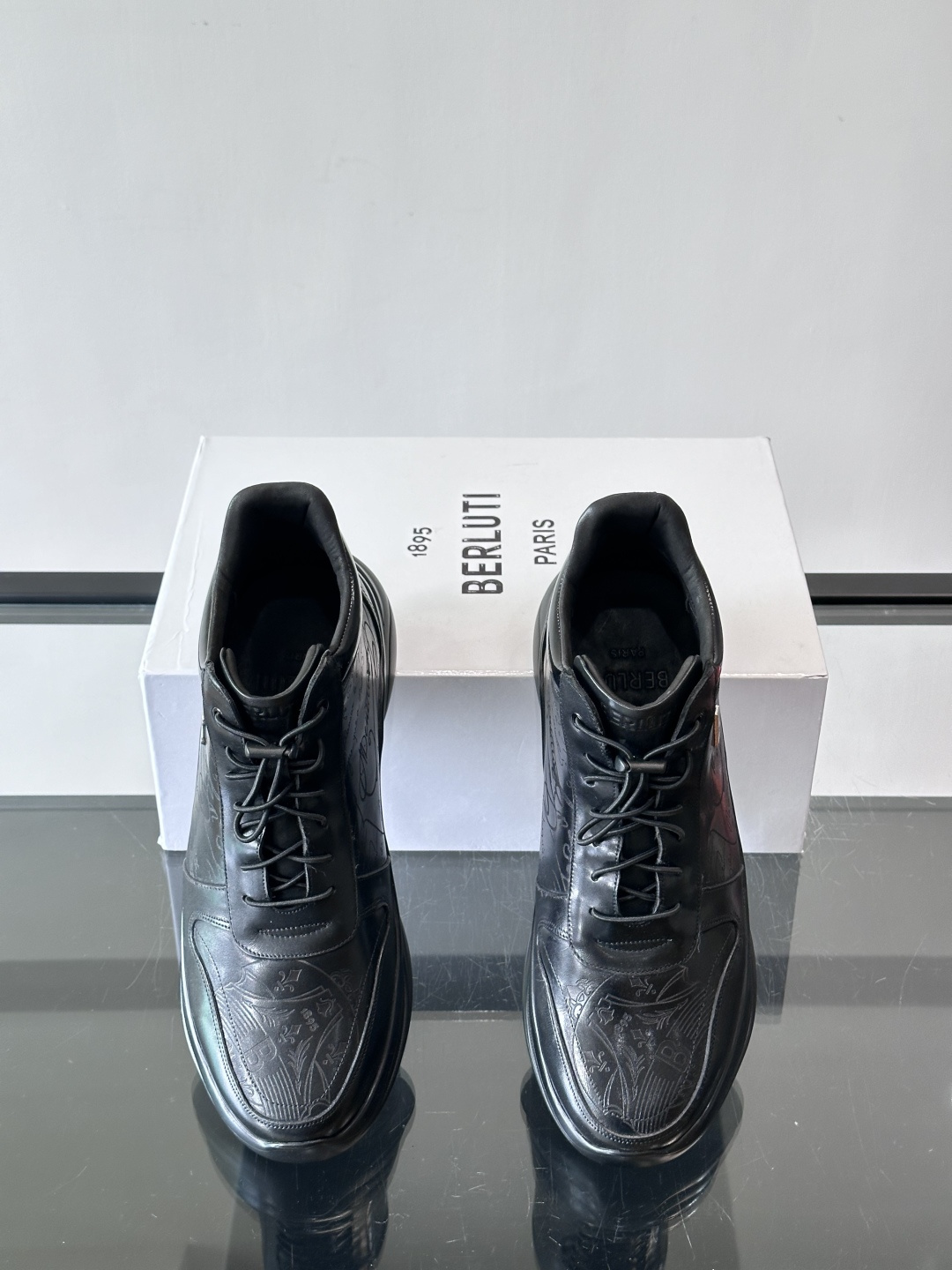 Berluti/布鲁提高帮休闲运动鞋 ，这款百搭的高帮运动鞋鞋面采用进口牛皮拼接打造，外侧饰有scrit