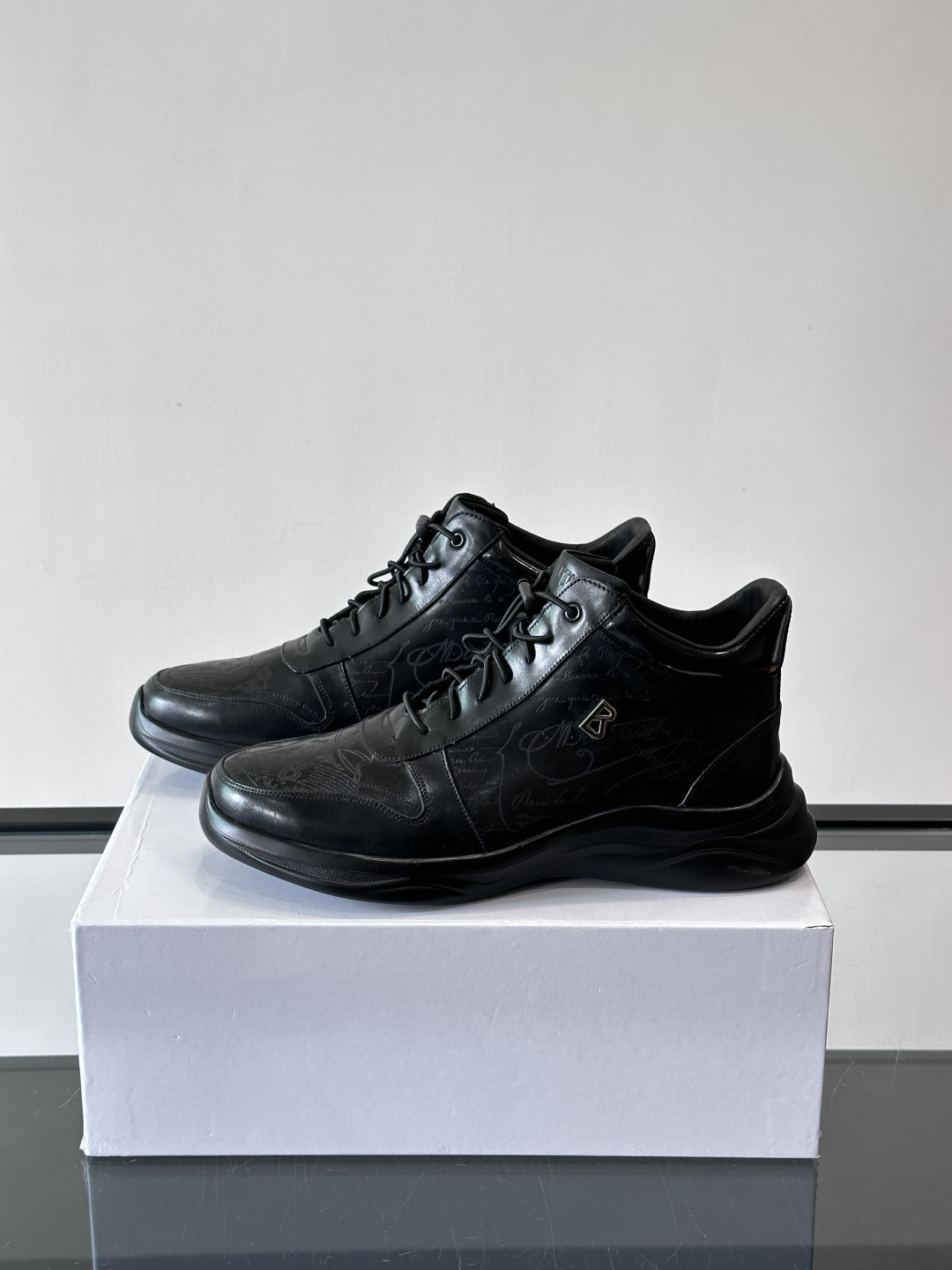 Berluti/布鲁提高帮休闲运动鞋 ，这款百搭的高帮运动鞋鞋面采用进口牛皮拼接打造，外侧饰有scrit