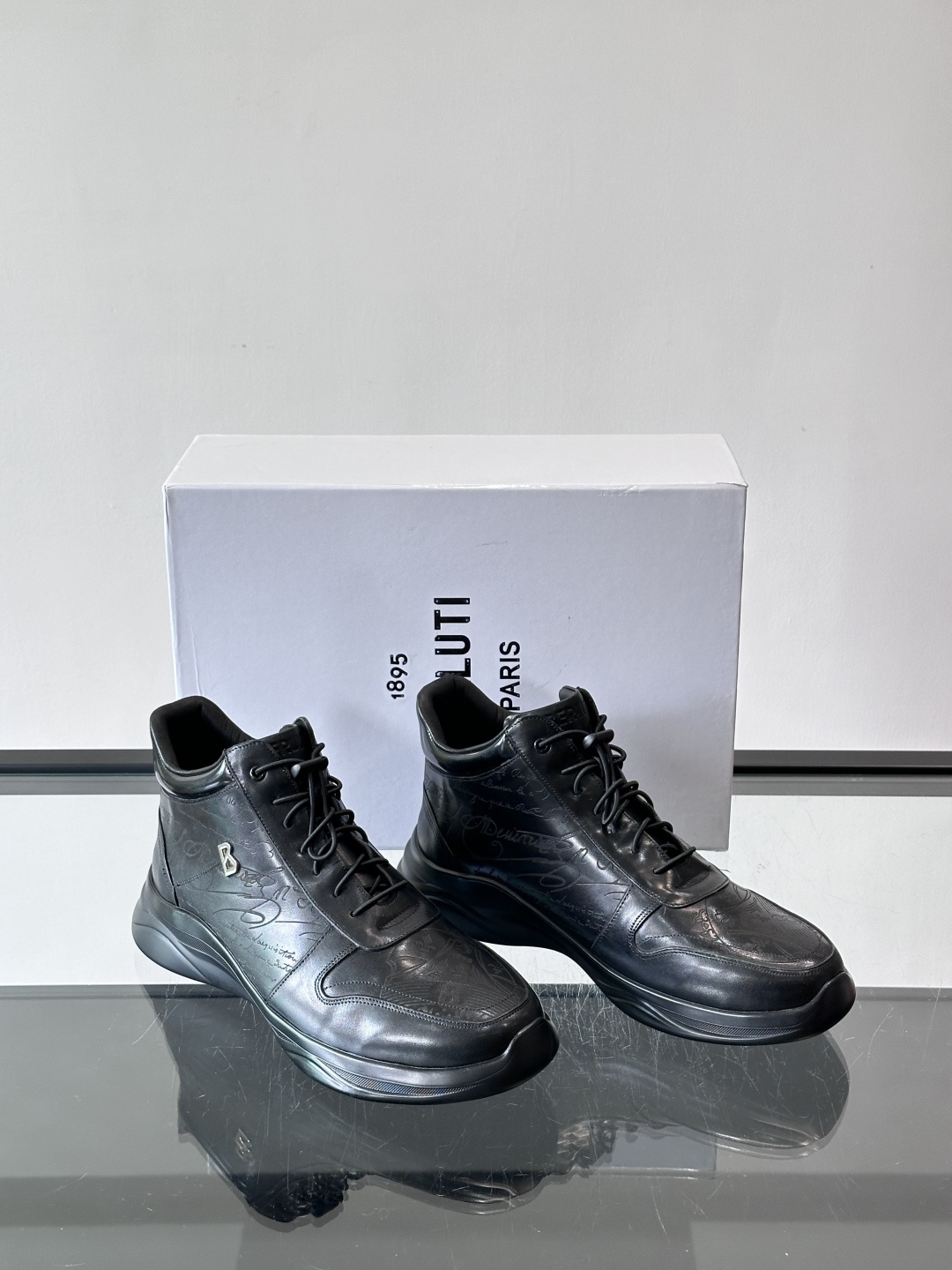 Berluti/布鲁提高帮休闲运动鞋 ，这款百搭的高帮运动鞋鞋面采用进口牛皮拼接打造，外侧饰有scrit