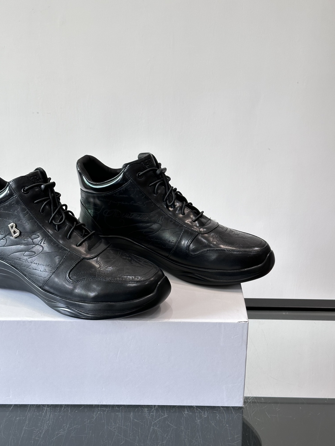 Berluti/布鲁提高帮休闲运动鞋 ，这款百搭的高帮运动鞋鞋面采用进口牛皮拼接打造，外侧饰有scrit