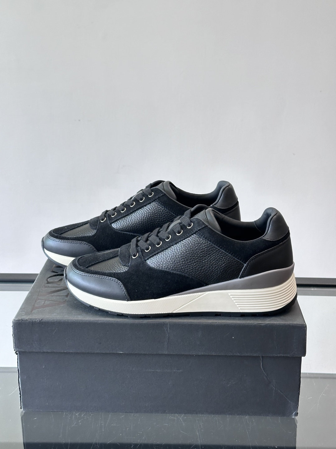 ZEGNA 男士休闲运动鞋，选用优质牛皮，经典缝线，低调又有质感子。厚底设计，穿着舒适还能悄悄增高，通勤