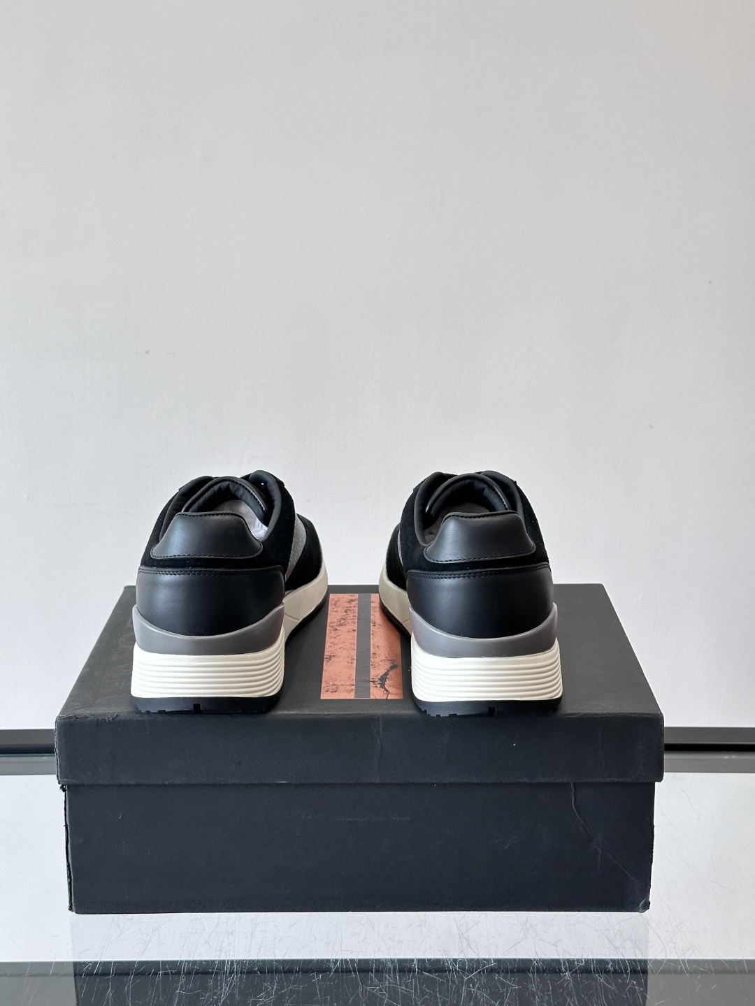 ZEGNA 男士休闲运动鞋，选用优质牛皮，经典缝线，低调又有质感子。厚底设计，穿着舒适还能悄悄增高，通勤