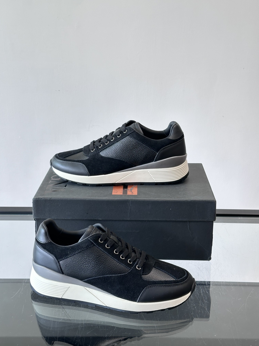 ZEGNA 男士休闲运动鞋，选用优质牛皮，经典缝线，低调又有质感子。厚底设计，穿着舒适还能悄悄增高，通勤