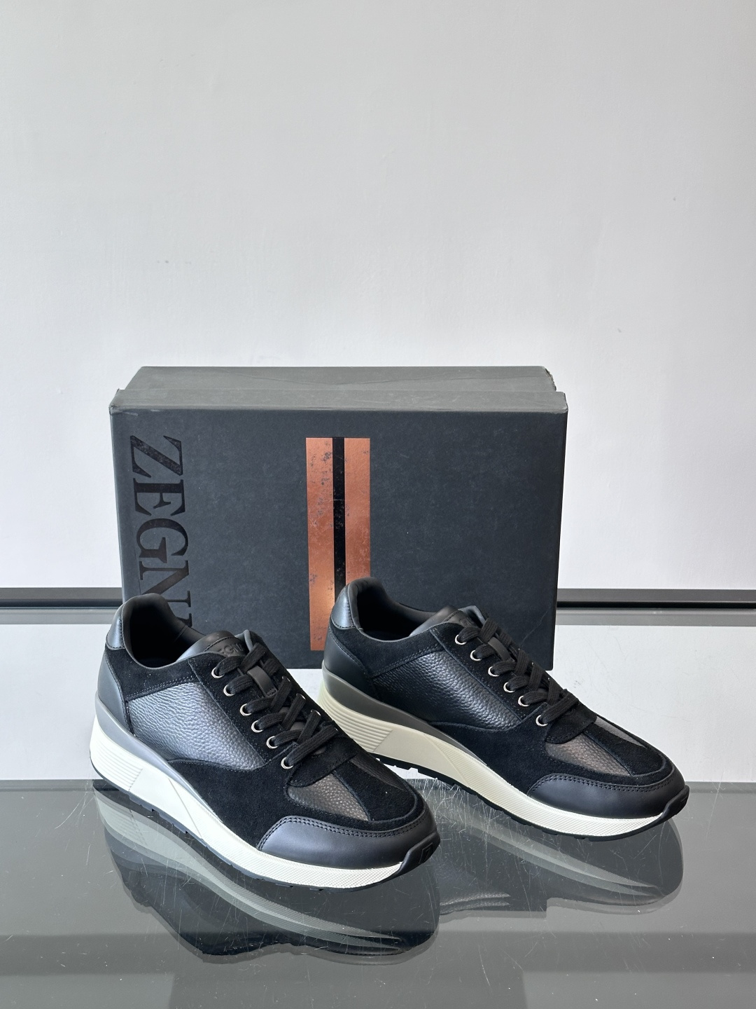 ZEGNA 男士休闲运动鞋，选用优质牛皮，经典缝线，低调又有质感子。厚底设计，穿着舒适还能悄悄增高，通勤