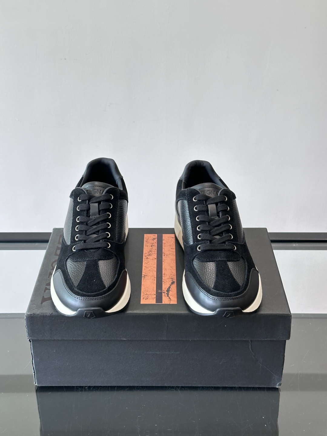 ZEGNA 男士休闲运动鞋，选用优质牛皮，经典缝线，低调又有质感子。厚底设计，穿着舒适还能悄悄增高，通勤