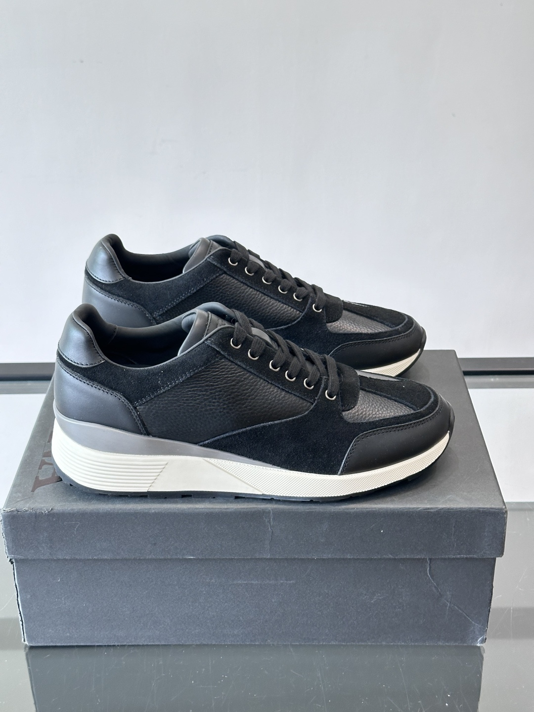 ZEGNA 男士休闲运动鞋，选用优质牛皮，经典缝线，低调又有质感子。厚底设计，穿着舒适还能悄悄增高，通勤