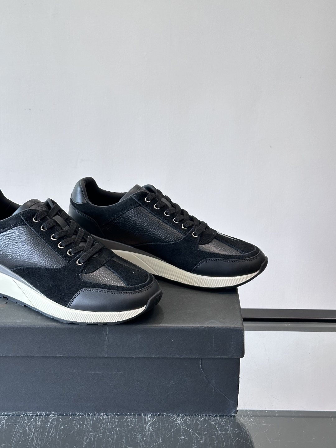 ZEGNA 男士休闲运动鞋，选用优质牛皮，经典缝线，低调又有质感子。厚底设计，穿着舒适还能悄悄增高，通勤