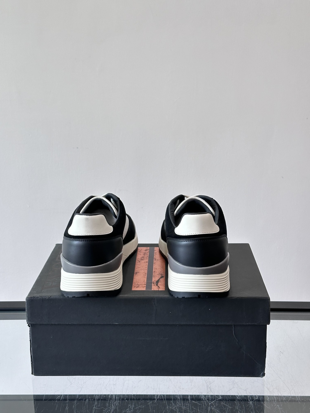 ZEGNA 男士休闲运动鞋，选用优质牛皮，经典缝线，低调又有质感子。厚底设计，穿着舒适还能悄悄增高，通勤