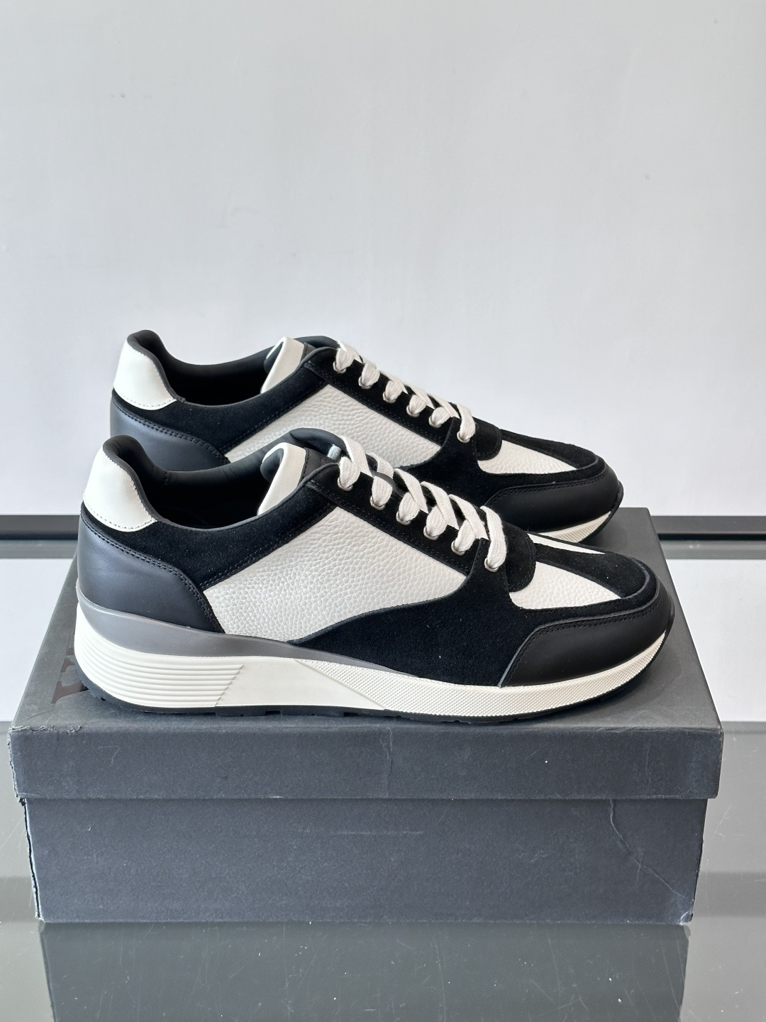 ZEGNA 男士休闲运动鞋，选用优质牛皮，经典缝线，低调又有质感子。厚底设计，穿着舒适还能悄悄增高，通勤