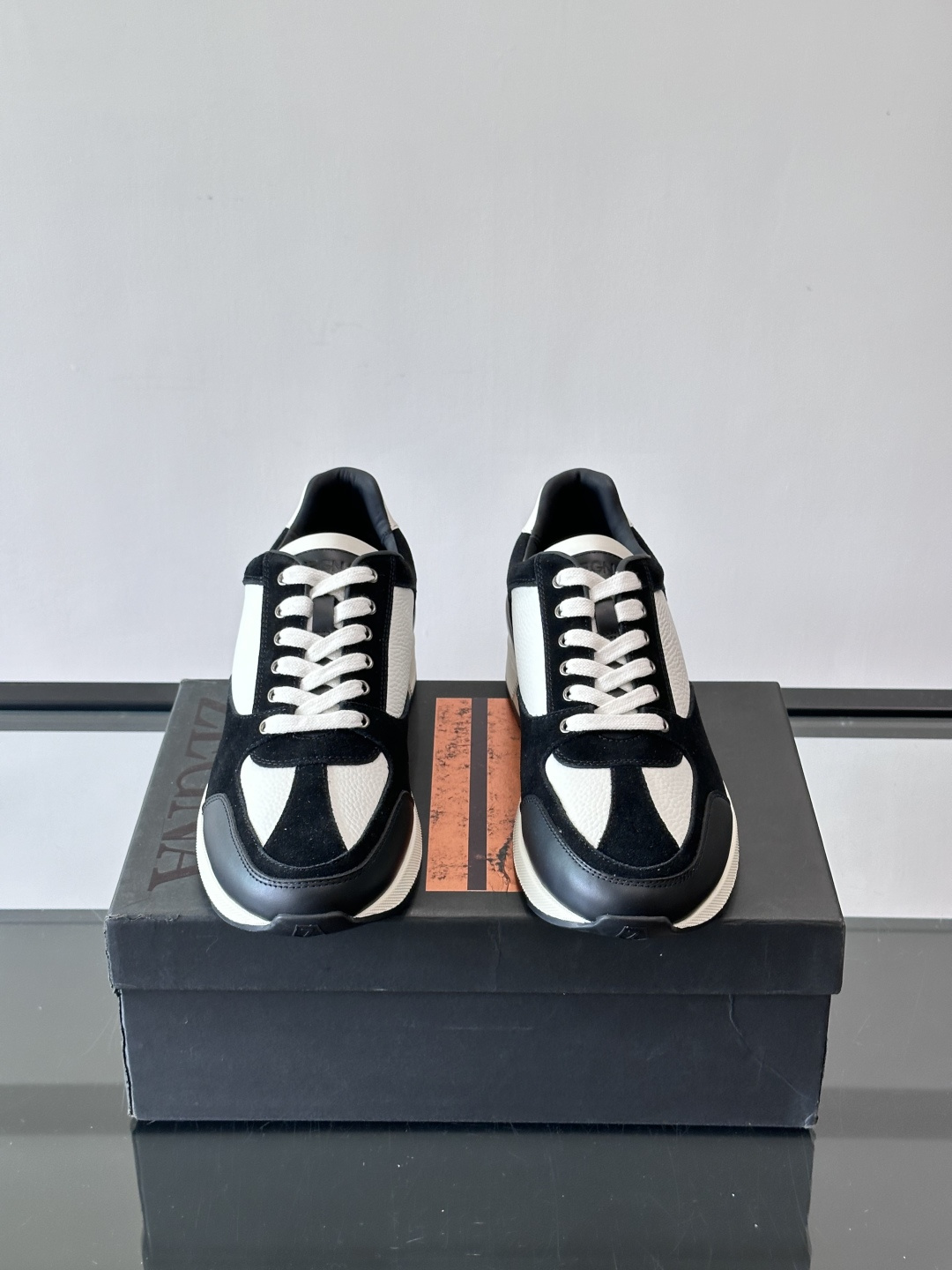 ZEGNA 男士休闲运动鞋，选用优质牛皮，经典缝线，低调又有质感子。厚底设计，穿着舒适还能悄悄增高，通勤