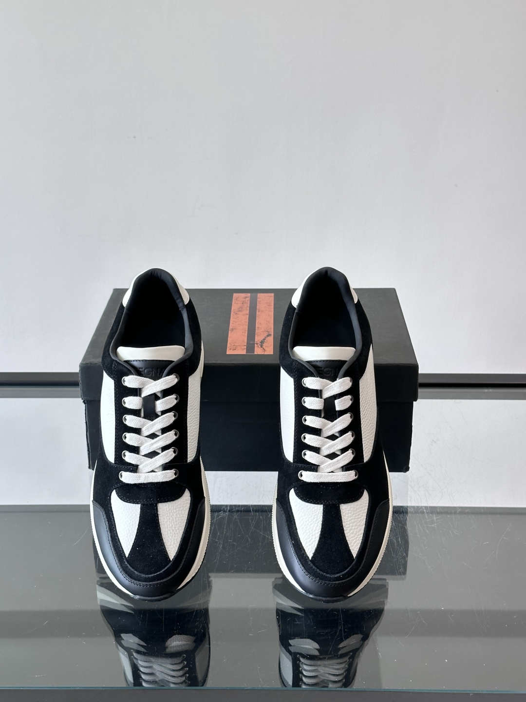 ZEGNA 男士休闲运动鞋，选用优质牛皮，经典缝线，低调又有质感子。厚底设计，穿着舒适还能悄悄增高，通勤