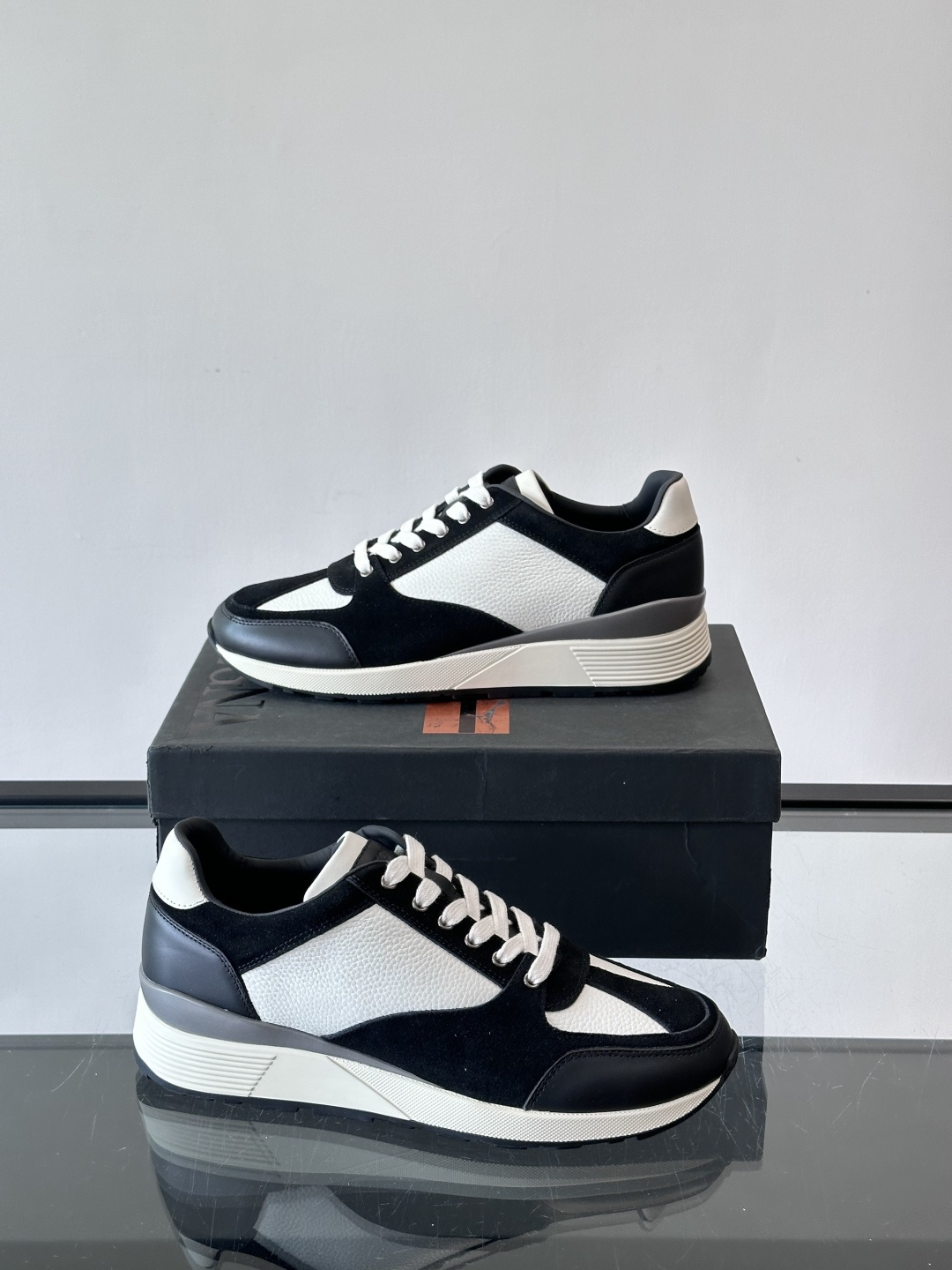 ZEGNA 男士休闲运动鞋，选用优质牛皮，经典缝线，低调又有质感子。厚底设计，穿着舒适还能悄悄增高，通勤