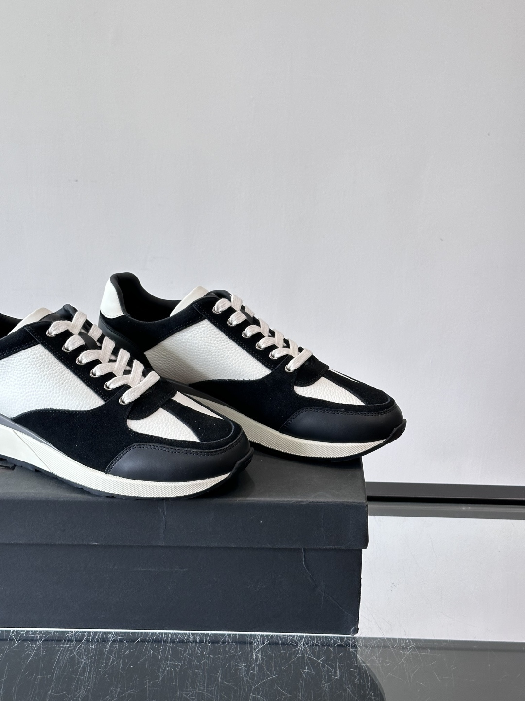 ZEGNA 男士休闲运动鞋，选用优质牛皮，经典缝线，低调又有质感子。厚底设计，穿着舒适还能悄悄增高，通勤