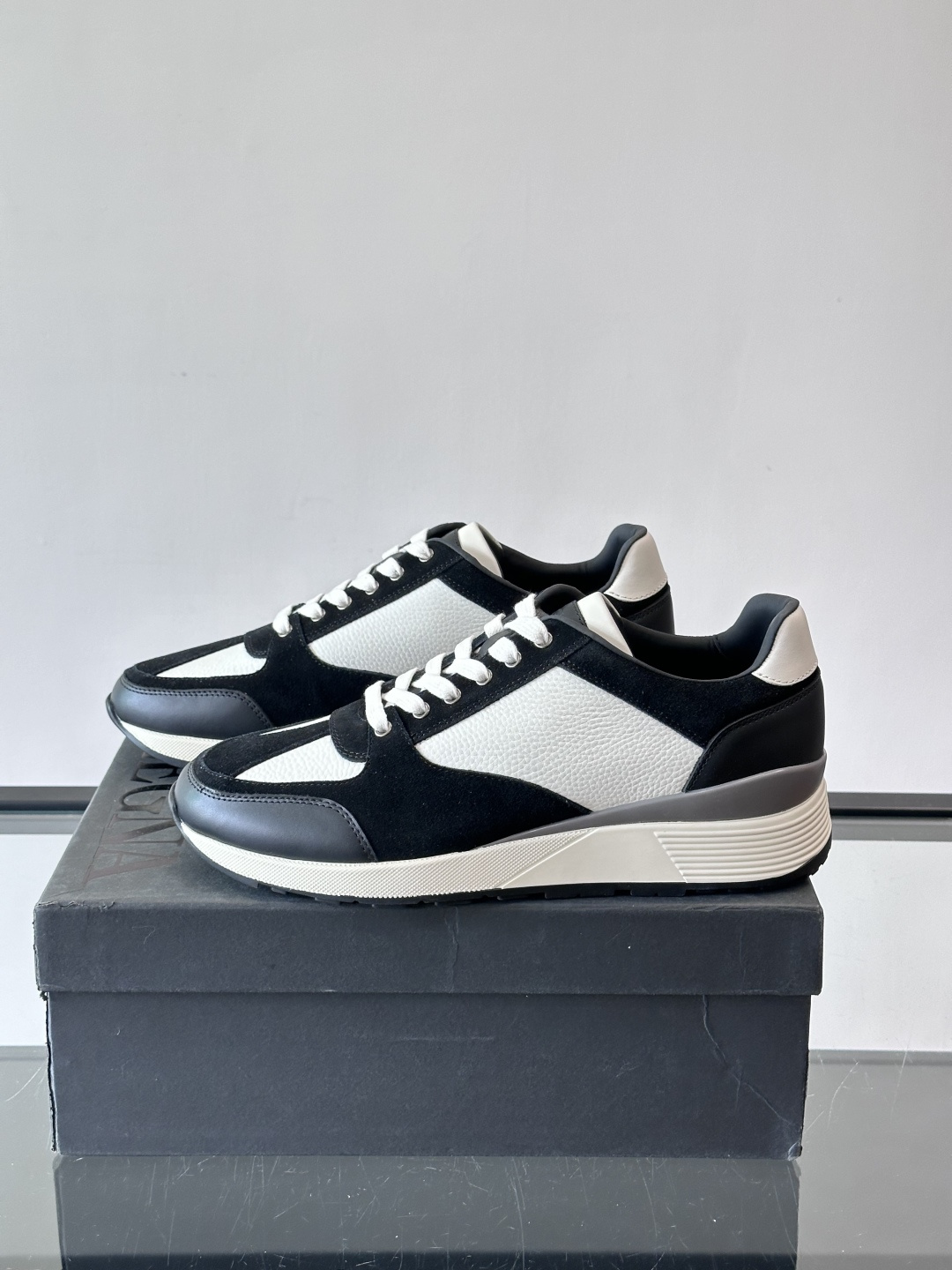 ZEGNA 男士休闲运动鞋，选用优质牛皮，经典缝线，低调又有质感子。厚底设计，穿着舒适还能悄悄增高，通勤