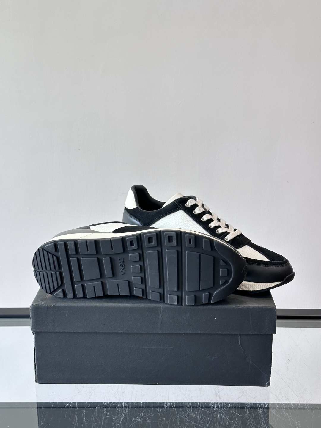 ZEGNA 男士休闲运动鞋，选用优质牛皮，经典缝线，低调又有质感子。厚底设计，穿着舒适还能悄悄增高，通勤