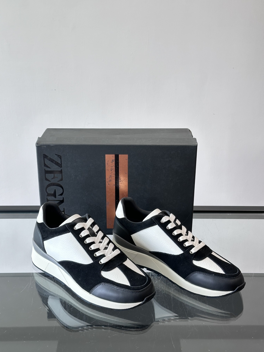 ZEGNA 男士休闲运动鞋，选用优质牛皮，经典缝线，低调又有质感子。厚底设计，穿着舒适还能悄悄增高，通勤