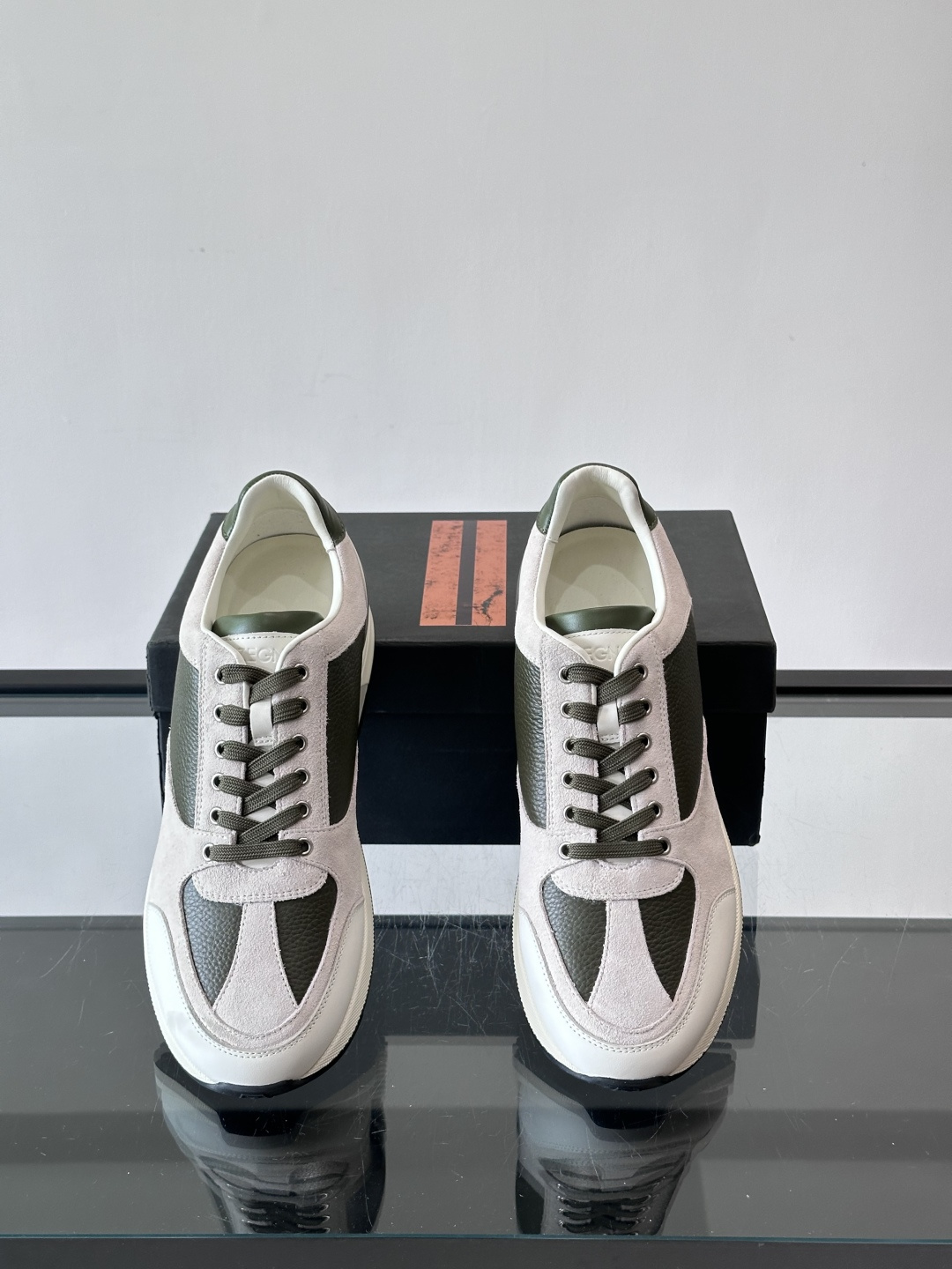 ZEGNA 男士休闲运动鞋，选用优质牛皮，经典缝线，低调又有质感子。厚底设计，穿着舒适还能悄悄增高，通勤