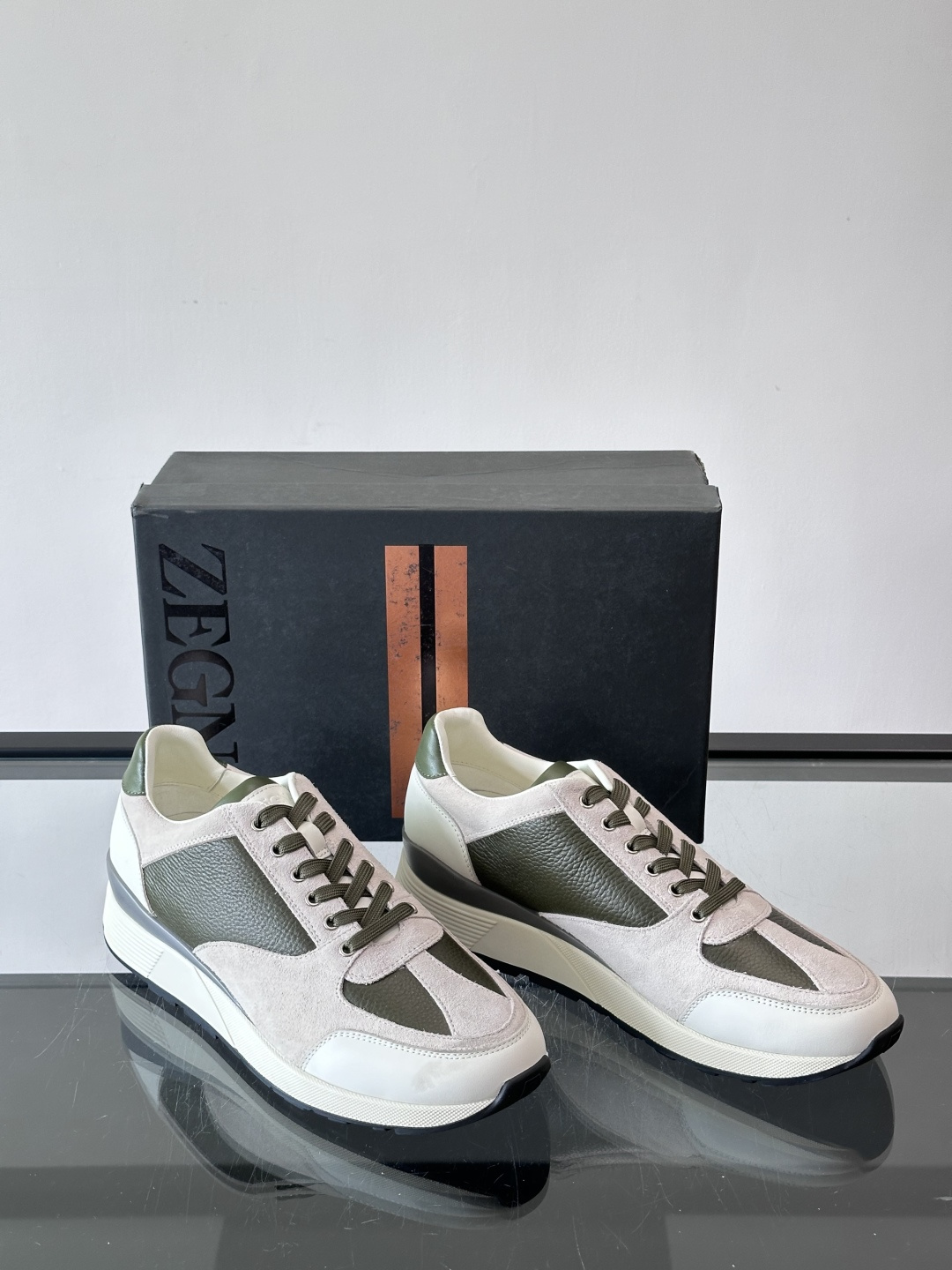 ZEGNA 男士休闲运动鞋，选用优质牛皮，经典缝线，低调又有质感子。厚底设计，穿着舒适还能悄悄增高，通勤