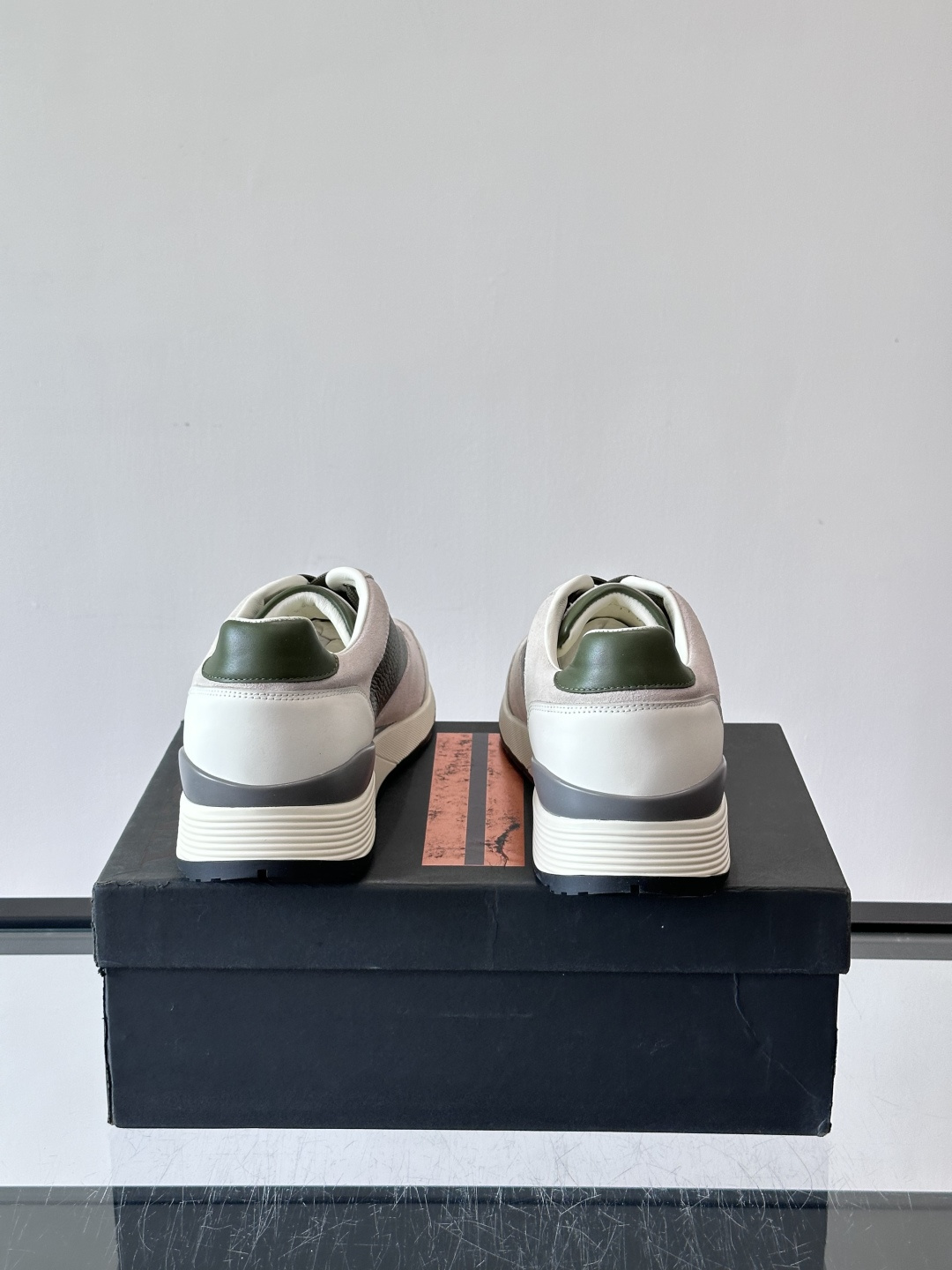 ZEGNA 男士休闲运动鞋，选用优质牛皮，经典缝线，低调又有质感子。厚底设计，穿着舒适还能悄悄增高，通勤