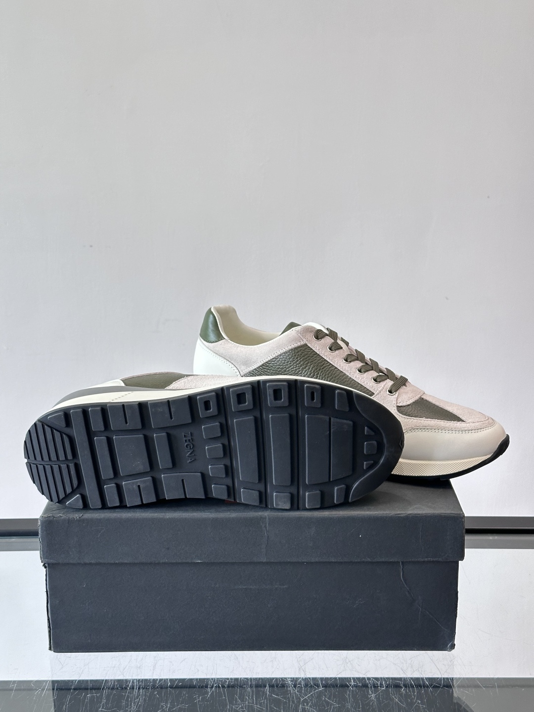 ZEGNA 男士休闲运动鞋，选用优质牛皮，经典缝线，低调又有质感子。厚底设计，穿着舒适还能悄悄增高，通勤