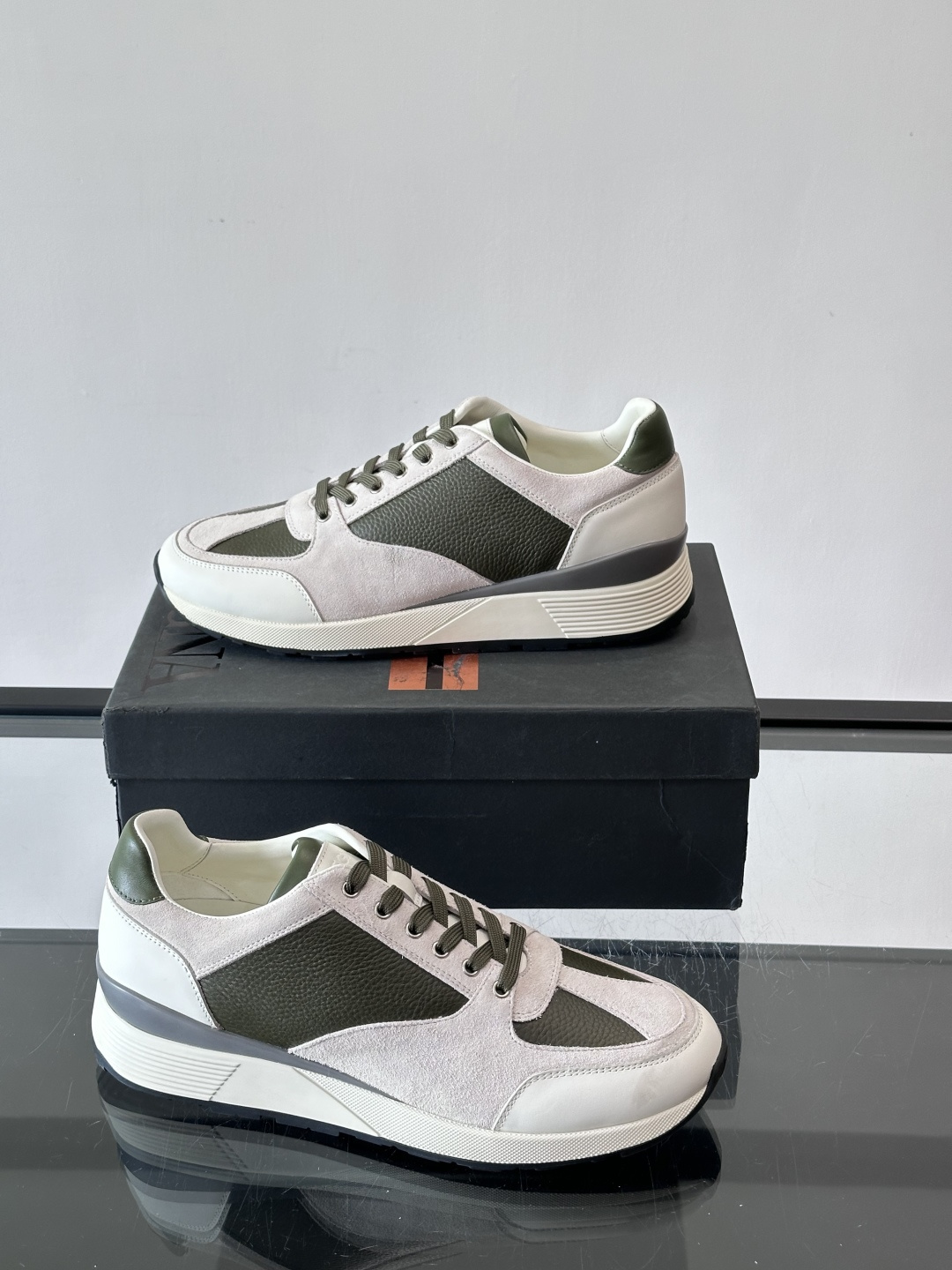 ZEGNA 男士休闲运动鞋，选用优质牛皮，经典缝线，低调又有质感子。厚底设计，穿着舒适还能悄悄增高，通勤