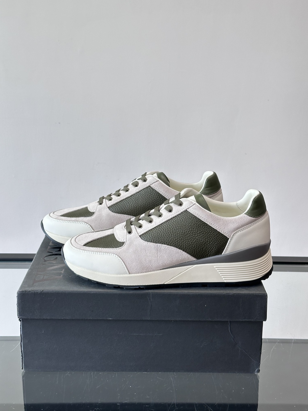 ZEGNA 男士休闲运动鞋，选用优质牛皮，经典缝线，低调又有质感子。厚底设计，穿着舒适还能悄悄增高，通勤