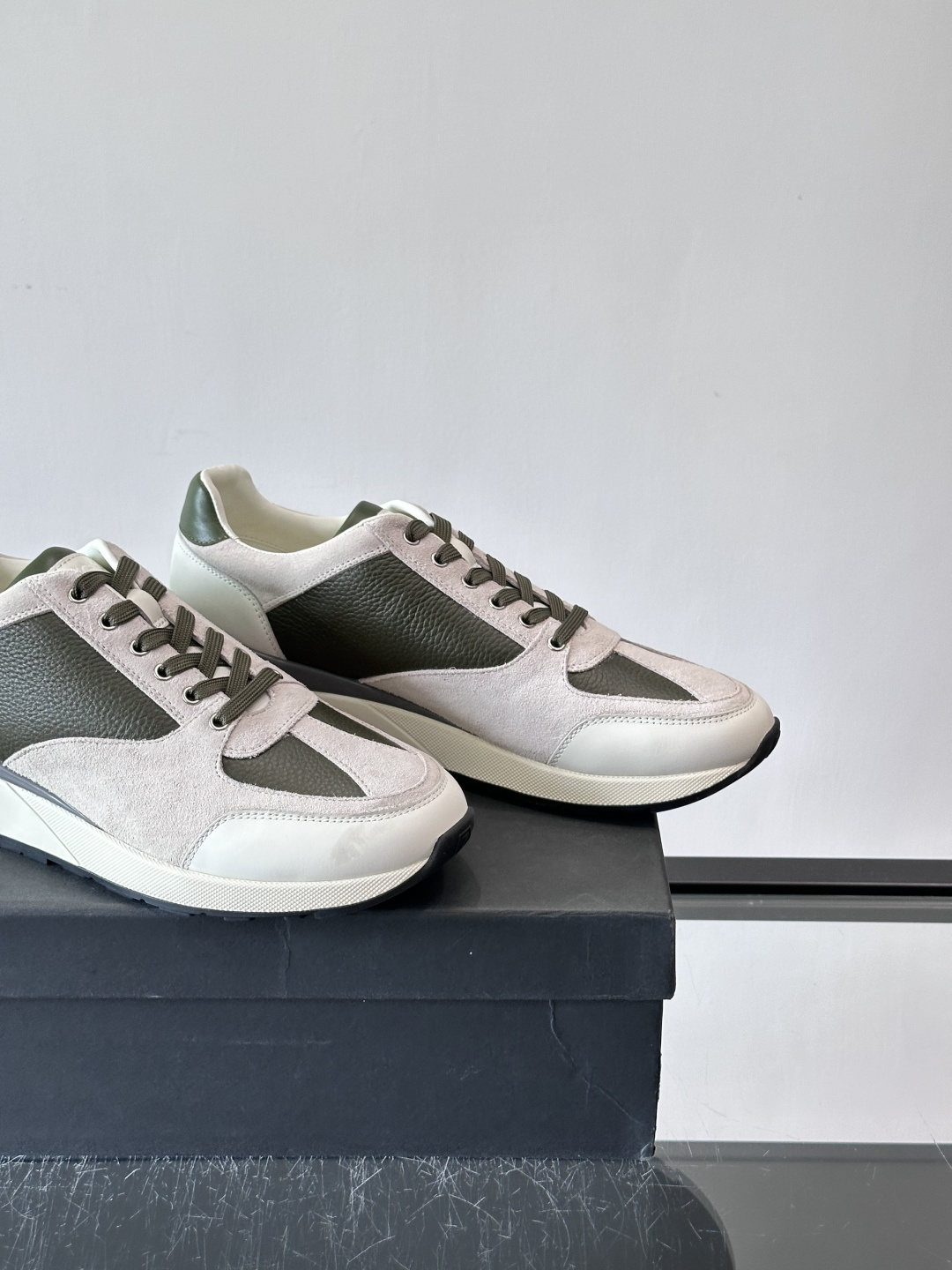 ZEGNA 男士休闲运动鞋，选用优质牛皮，经典缝线，低调又有质感子。厚底设计，穿着舒适还能悄悄增高，通勤