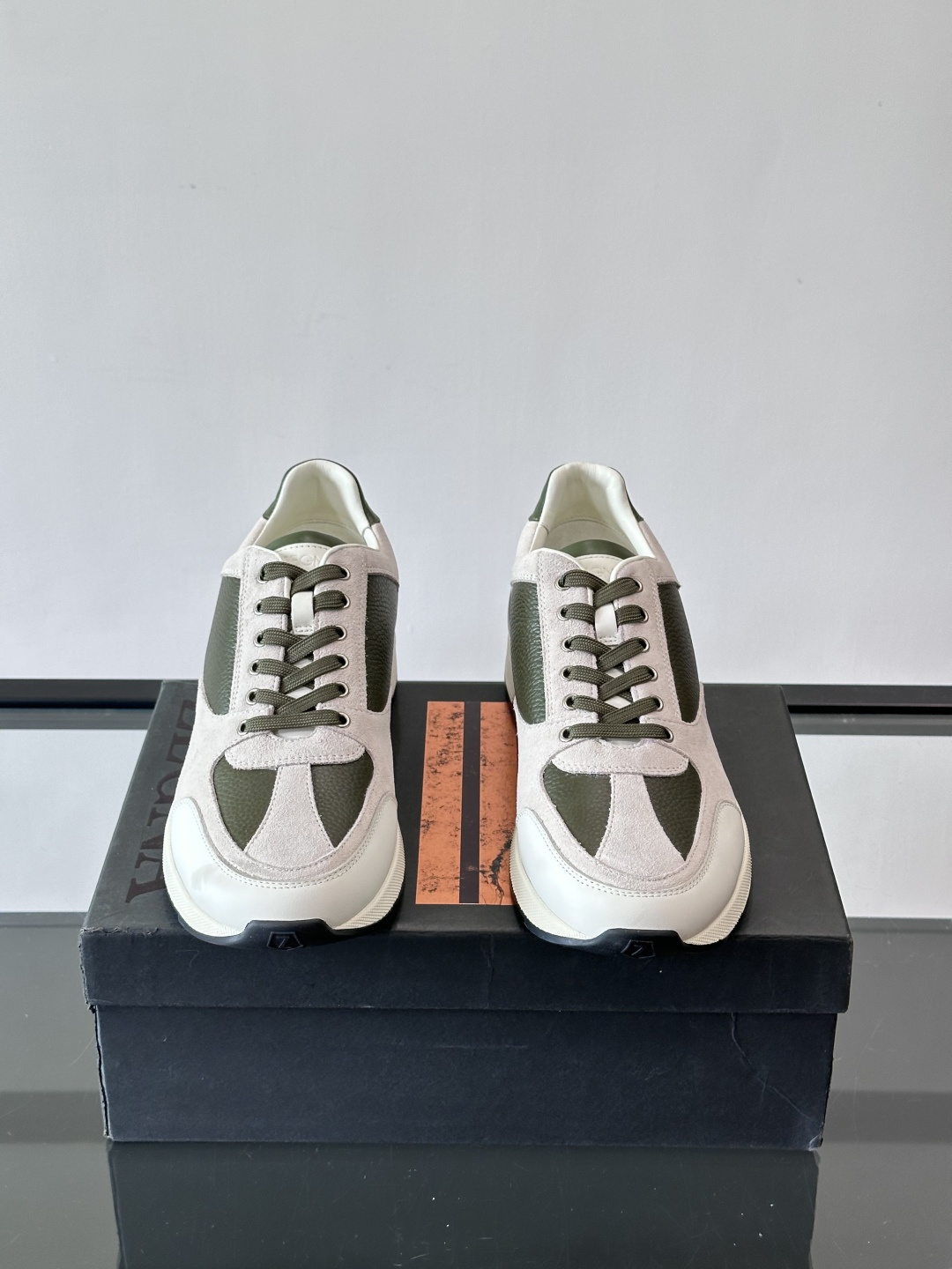 ZEGNA 男士休闲运动鞋，选用优质牛皮，经典缝线，低调又有质感子。厚底设计，穿着舒适还能悄悄增高，通勤