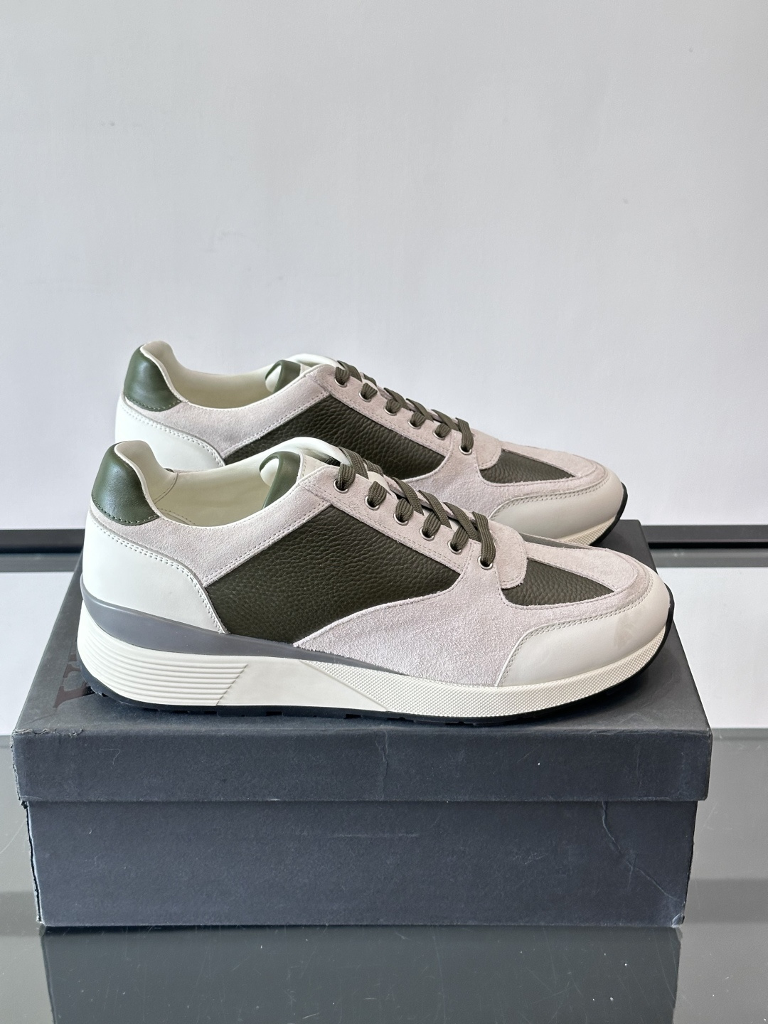 ZEGNA 男士休闲运动鞋，选用优质牛皮，经典缝线，低调又有质感子。厚底设计，穿着舒适还能悄悄增高，通勤