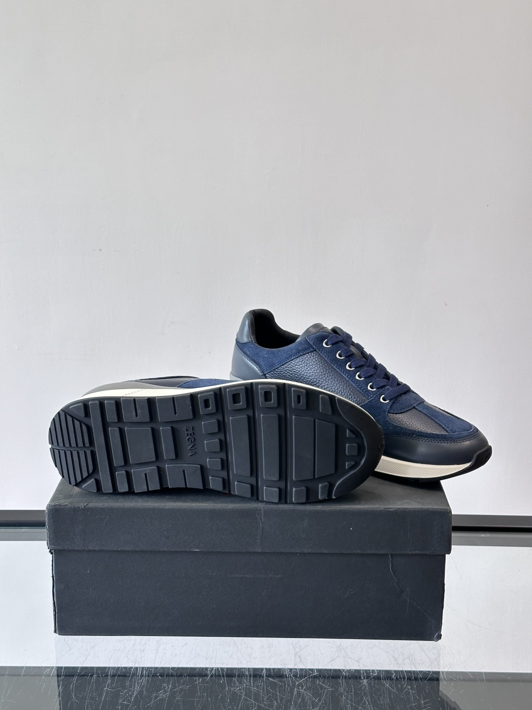 ZEGNA 男士休闲运动鞋，选用优质牛皮，经典缝线，低调又有质感子。厚底设计，穿着舒适还能悄悄增高，通勤