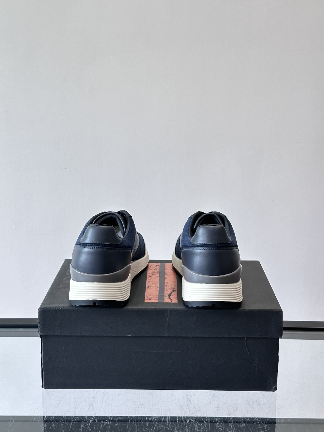 ZEGNA 男士休闲运动鞋，选用优质牛皮，经典缝线，低调又有质感子。厚底设计，穿着舒适还能悄悄增高，通勤