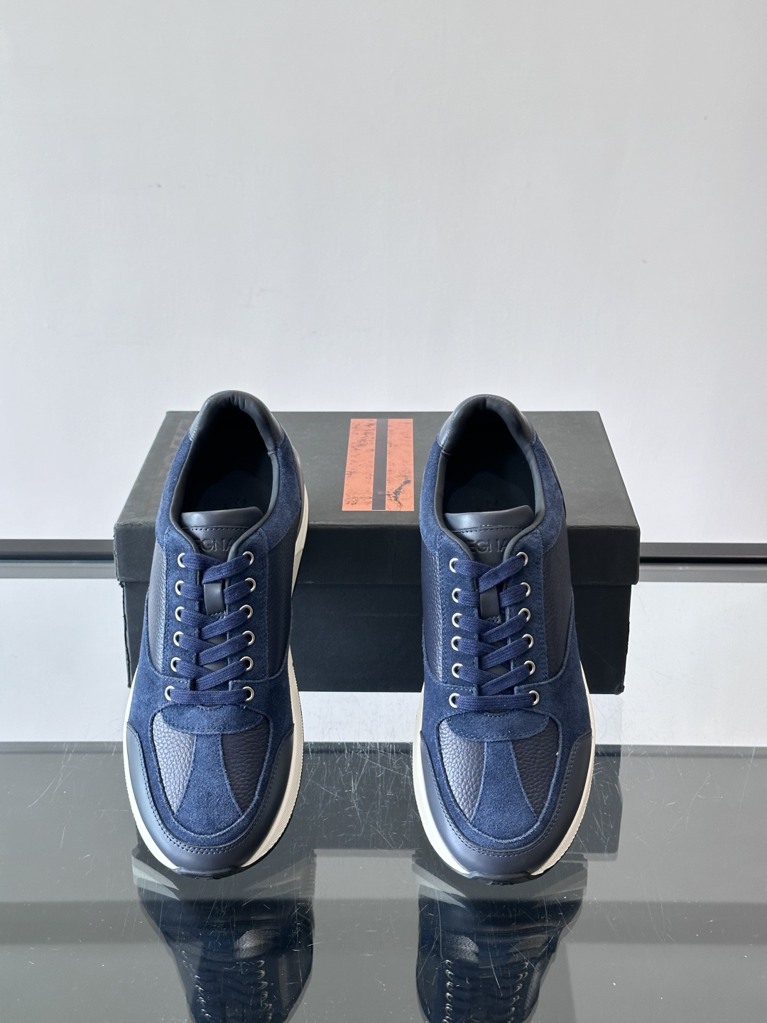 ZEGNA 男士休闲运动鞋，选用优质牛皮，经典缝线，低调又有质感子。厚底设计，穿着舒适还能悄悄增高，通勤