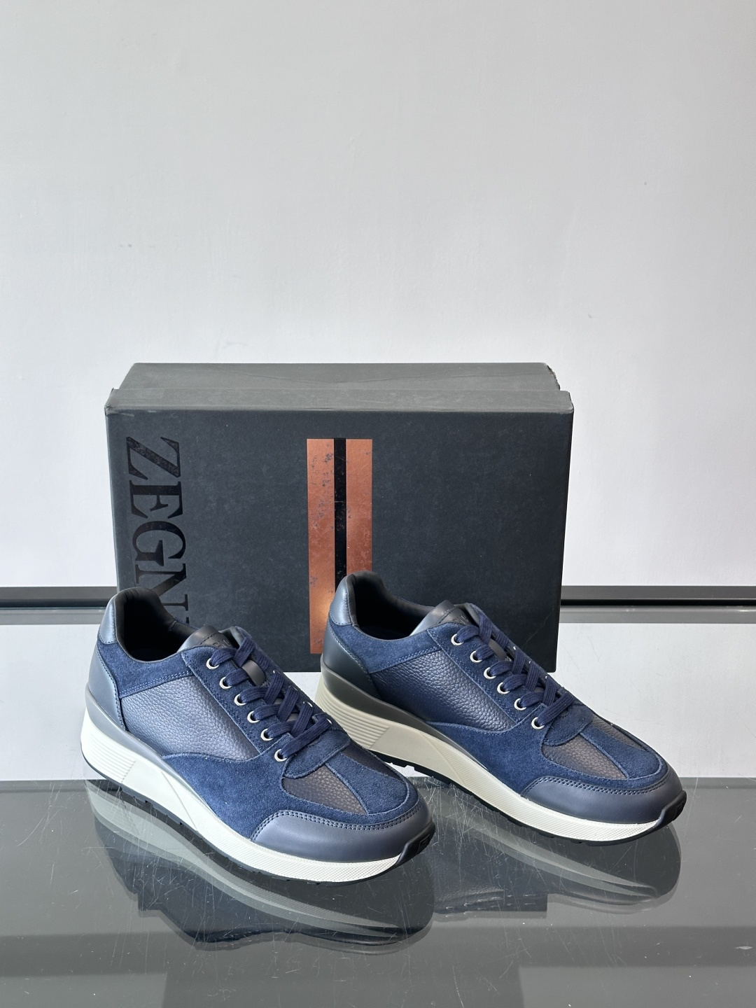 ZEGNA 男士休闲运动鞋，选用优质牛皮，经典缝线，低调又有质感子。厚底设计，穿着舒适还能悄悄增高，通勤