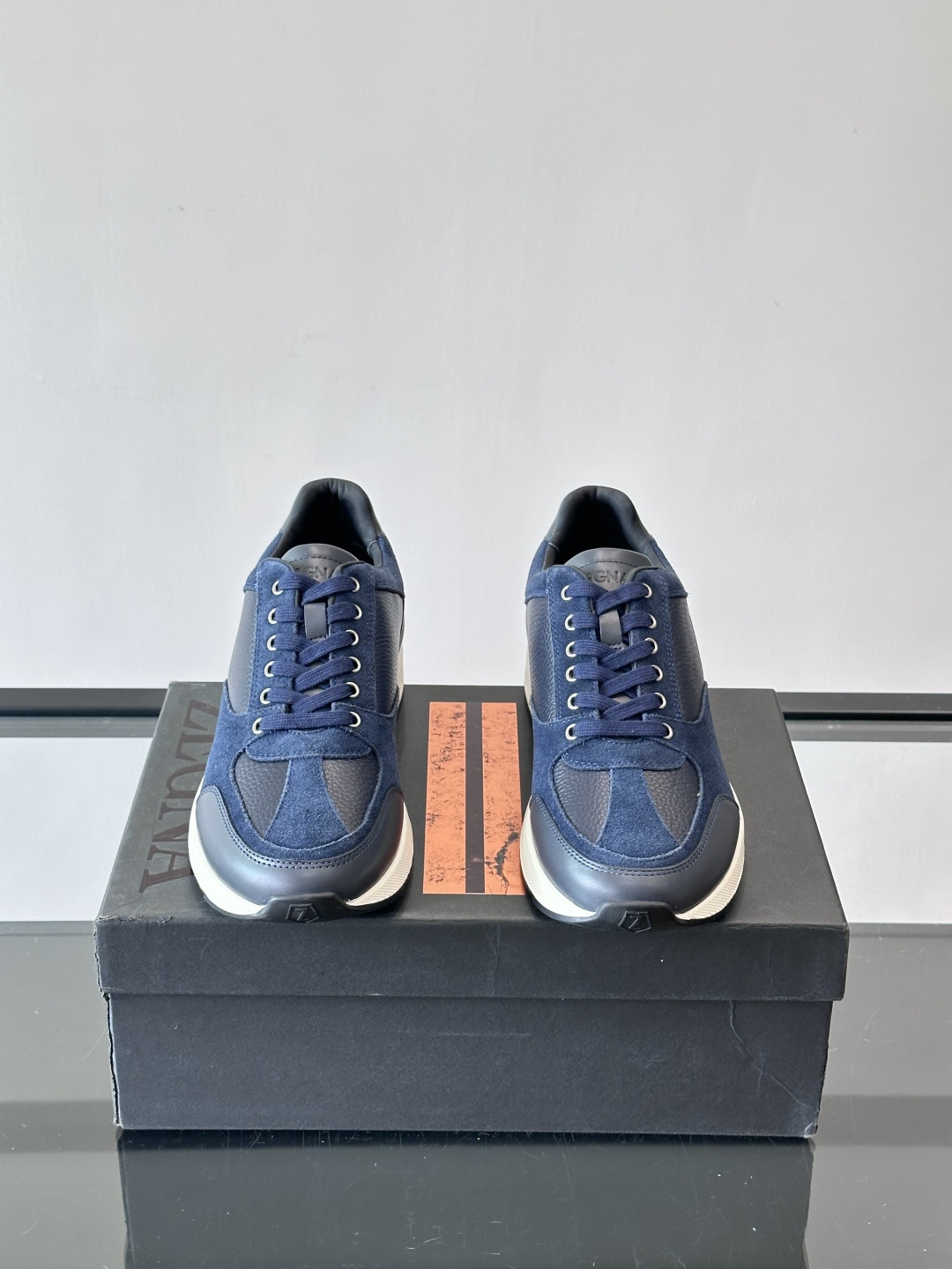 ZEGNA 男士休闲运动鞋，选用优质牛皮，经典缝线，低调又有质感子。厚底设计，穿着舒适还能悄悄增高，通勤