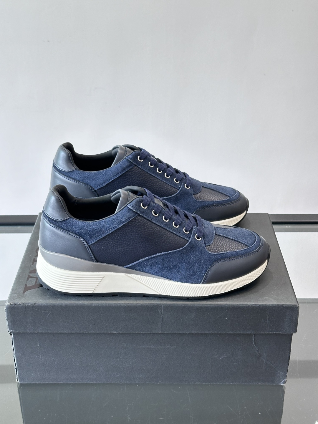 ZEGNA 男士休闲运动鞋，选用优质牛皮，经典缝线，低调又有质感子。厚底设计，穿着舒适还能悄悄增高，通勤