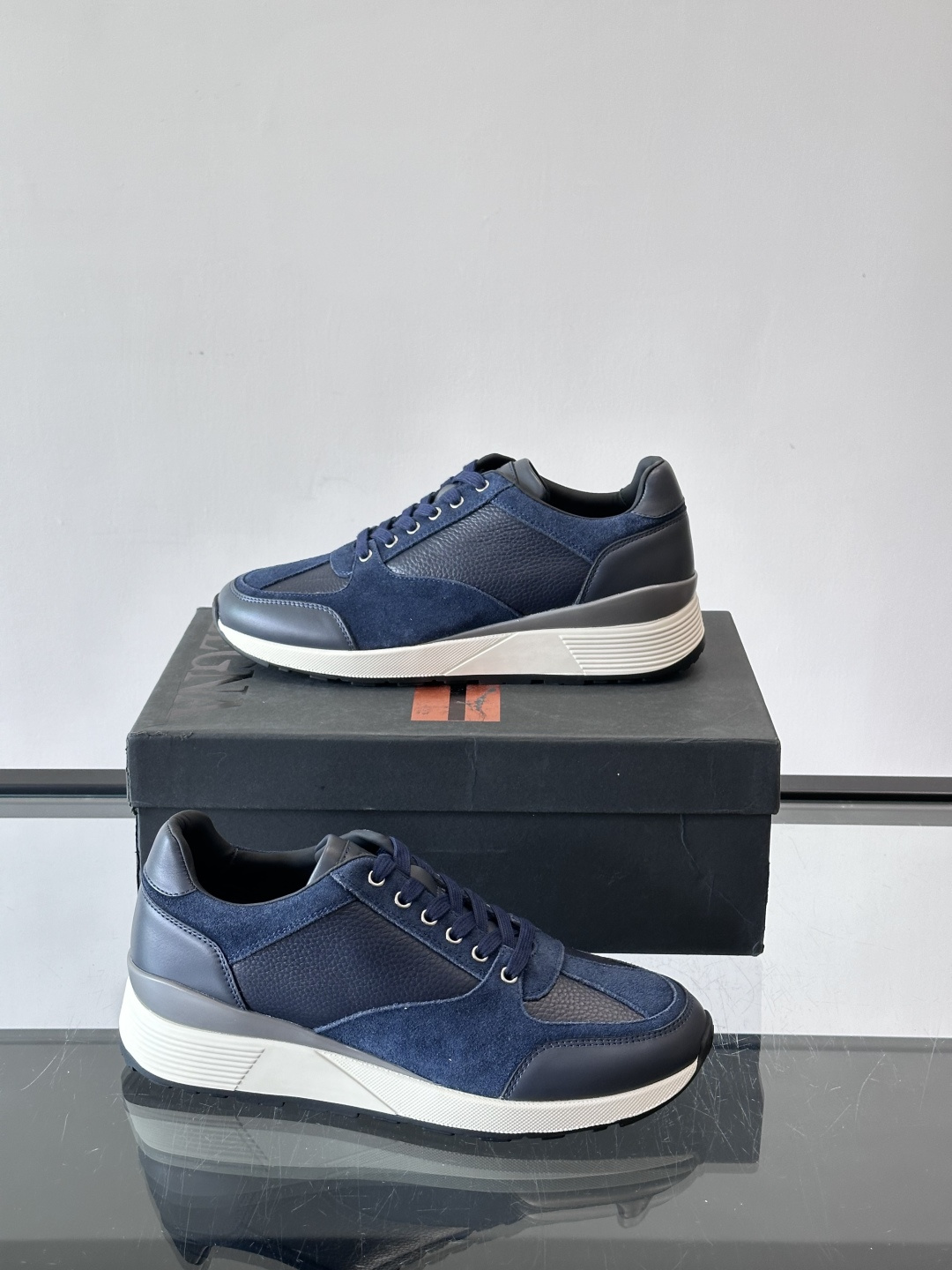 ZEGNA 男士休闲运动鞋，选用优质牛皮，经典缝线，低调又有质感子。厚底设计，穿着舒适还能悄悄增高，通勤