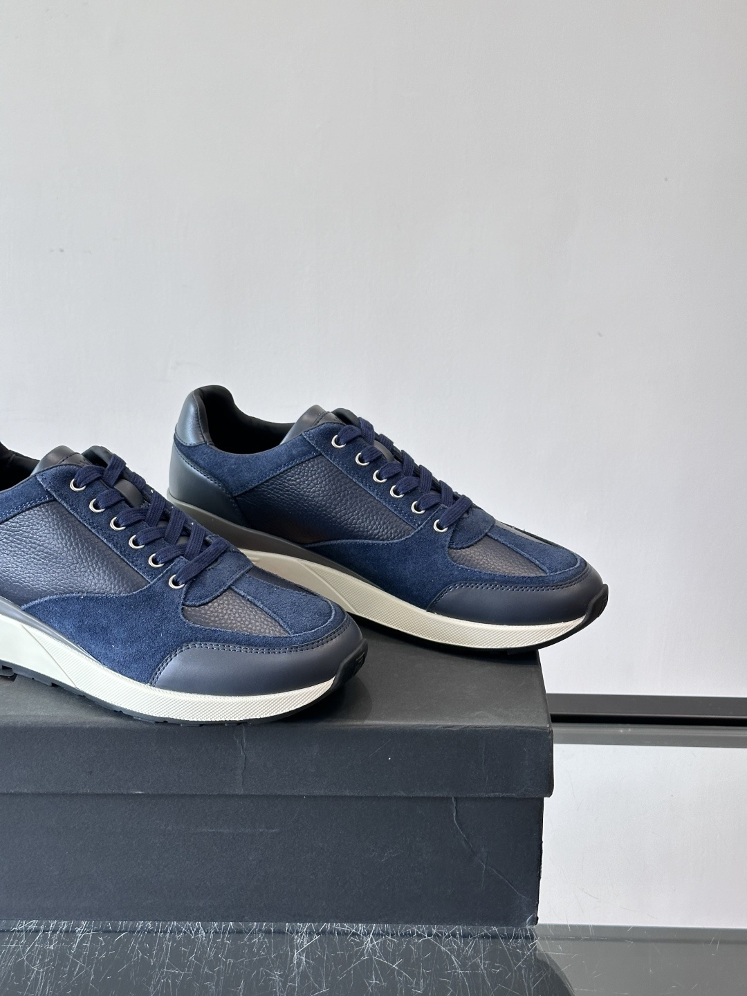 ZEGNA 男士休闲运动鞋，选用优质牛皮，经典缝线，低调又有质感子。厚底设计，穿着舒适还能悄悄增高，通勤