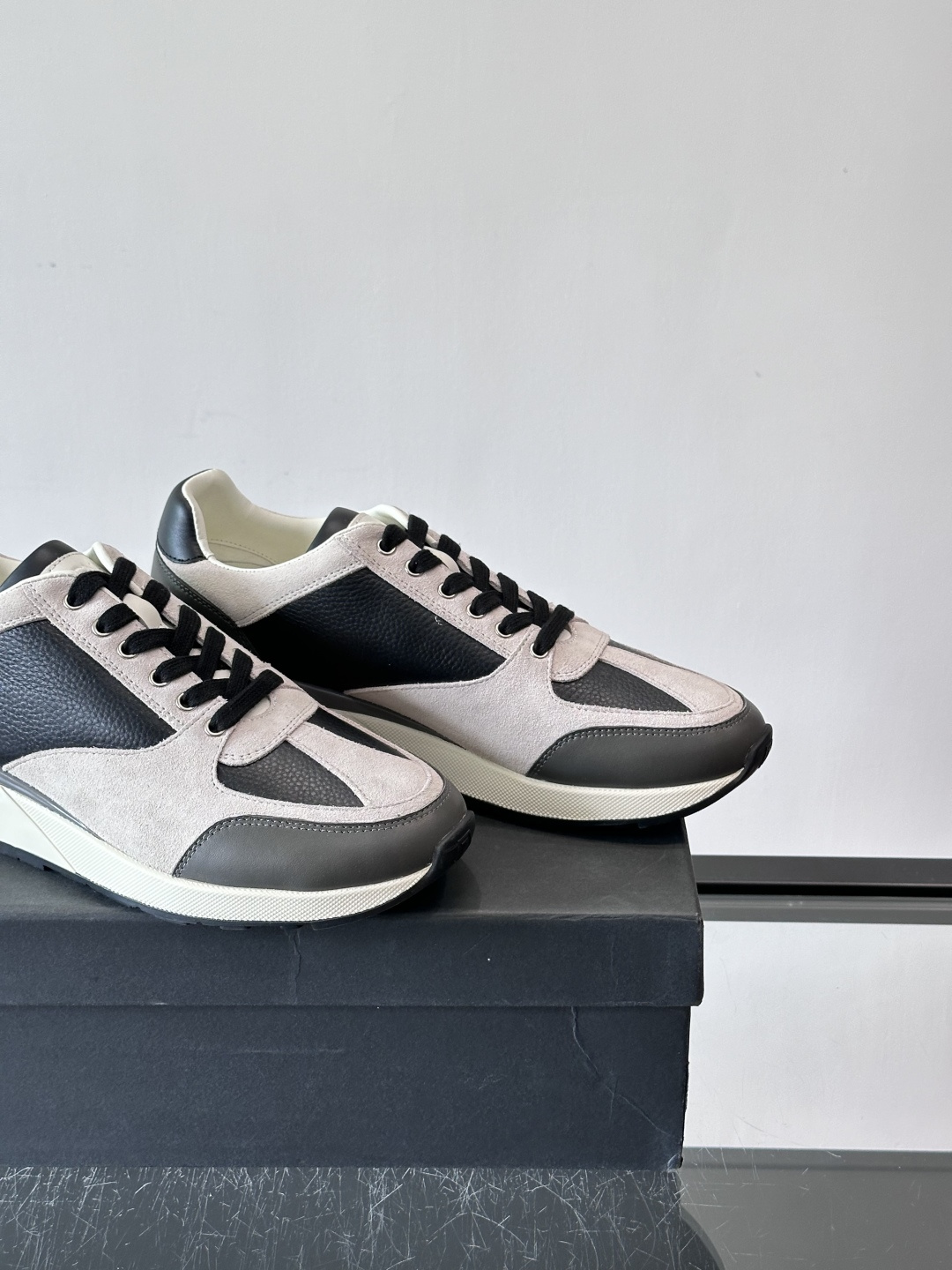 ZEGNA 男士休闲运动鞋，选用优质牛皮，经典缝线，低调又有质感子。厚底设计，穿着舒适还能悄悄增高，通勤