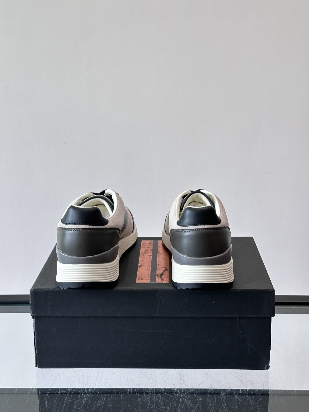 ZEGNA 男士休闲运动鞋，选用优质牛皮，经典缝线，低调又有质感子。厚底设计，穿着舒适还能悄悄增高，通勤