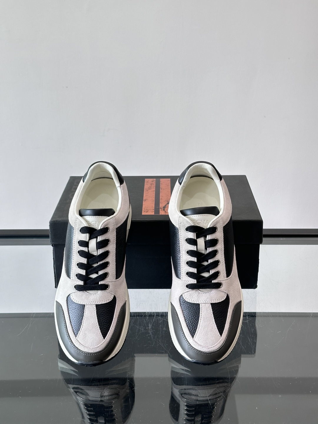 ZEGNA 男士休闲运动鞋，选用优质牛皮，经典缝线，低调又有质感子。厚底设计，穿着舒适还能悄悄增高，通勤