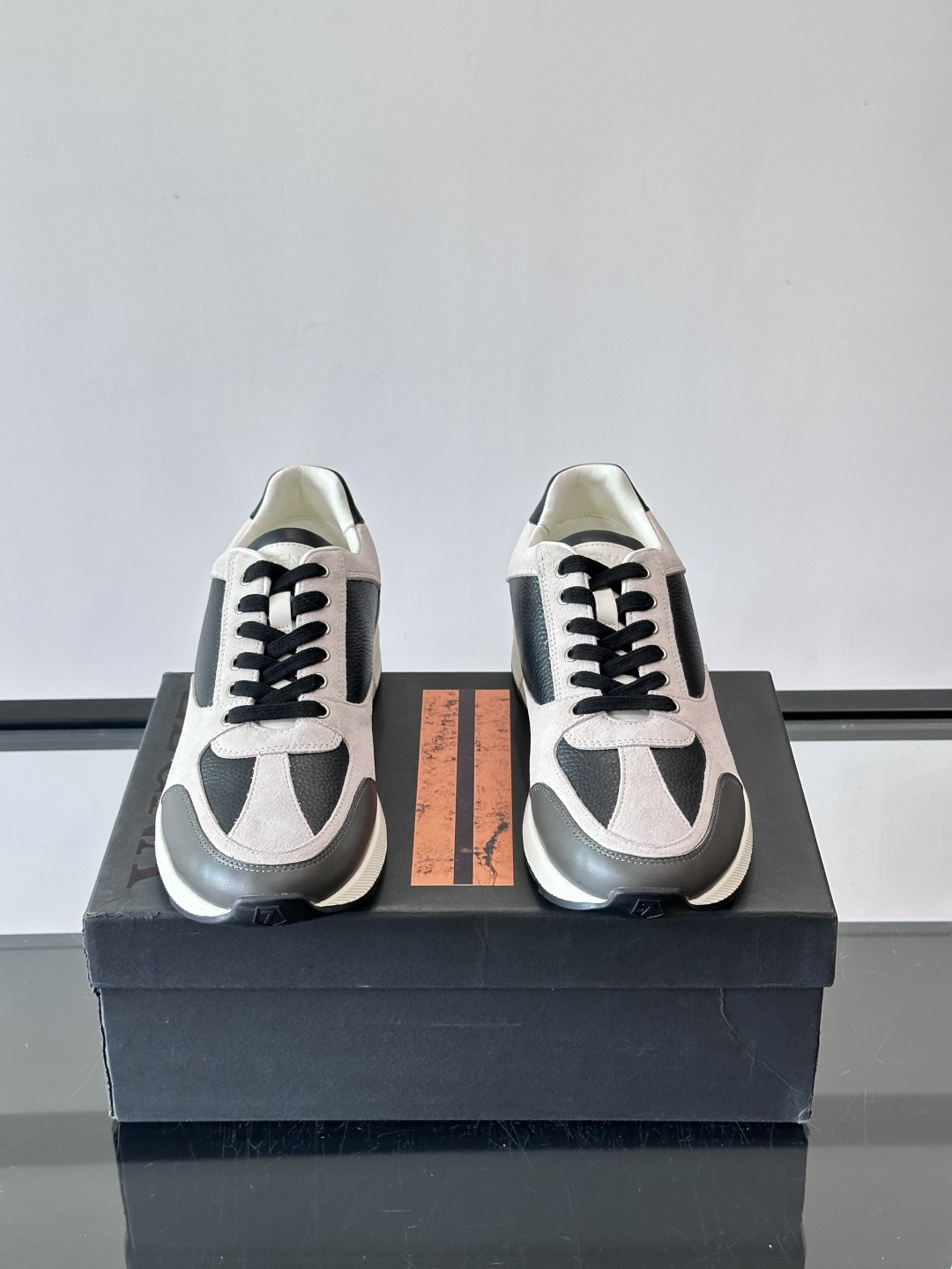 ZEGNA 男士休闲运动鞋，选用优质牛皮，经典缝线，低调又有质感子。厚底设计，穿着舒适还能悄悄增高，通勤