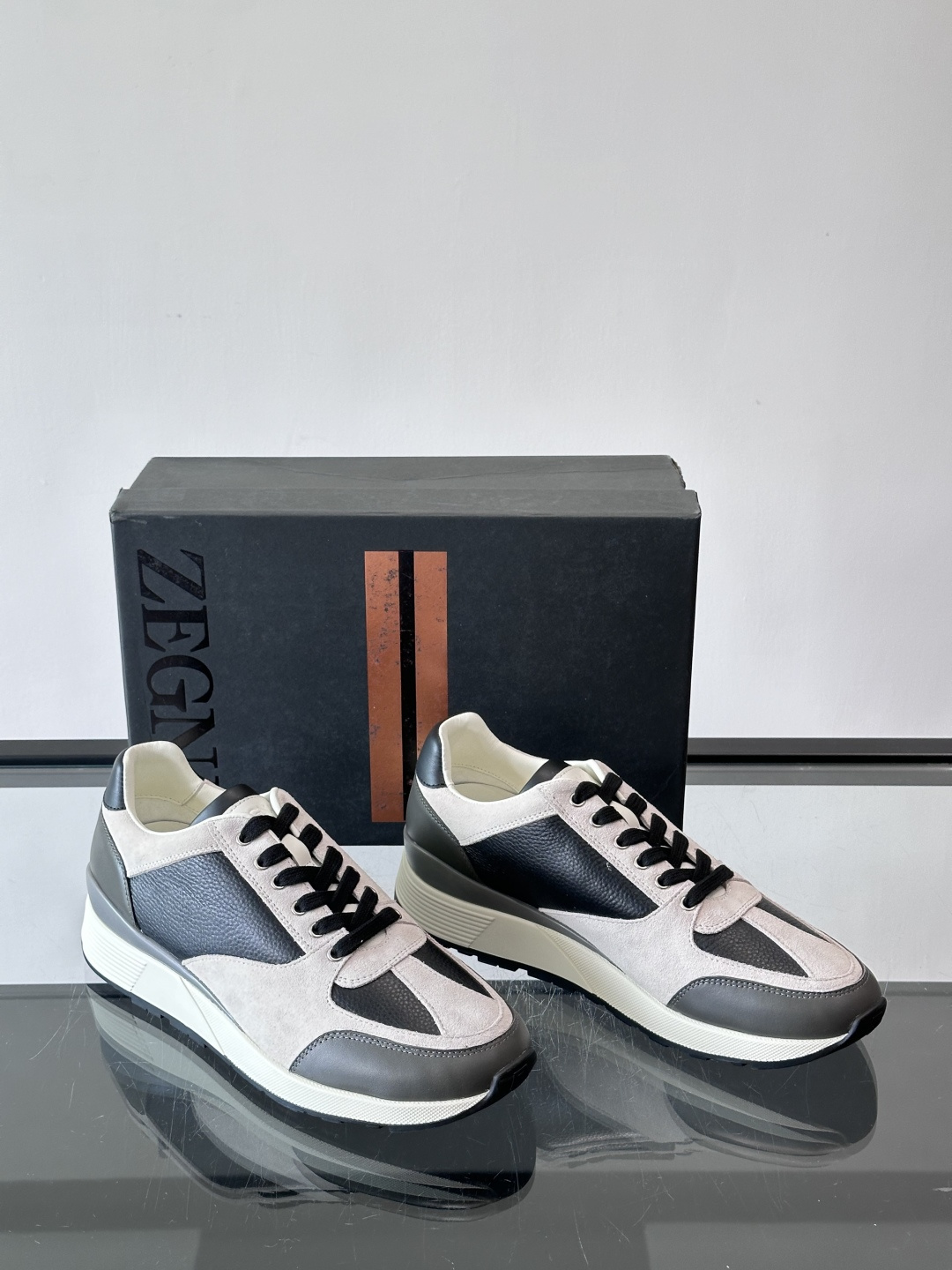 ZEGNA 男士休闲运动鞋，选用优质牛皮，经典缝线，低调又有质感子。厚底设计，穿着舒适还能悄悄增高，通勤